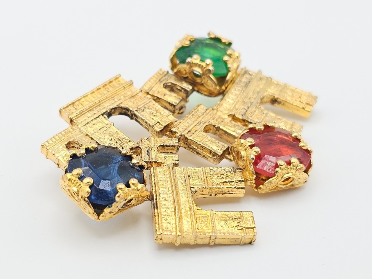 brooch — view 2