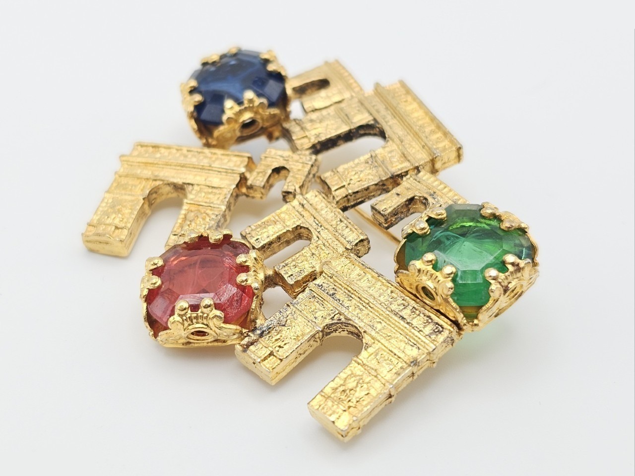 brooch — view 3