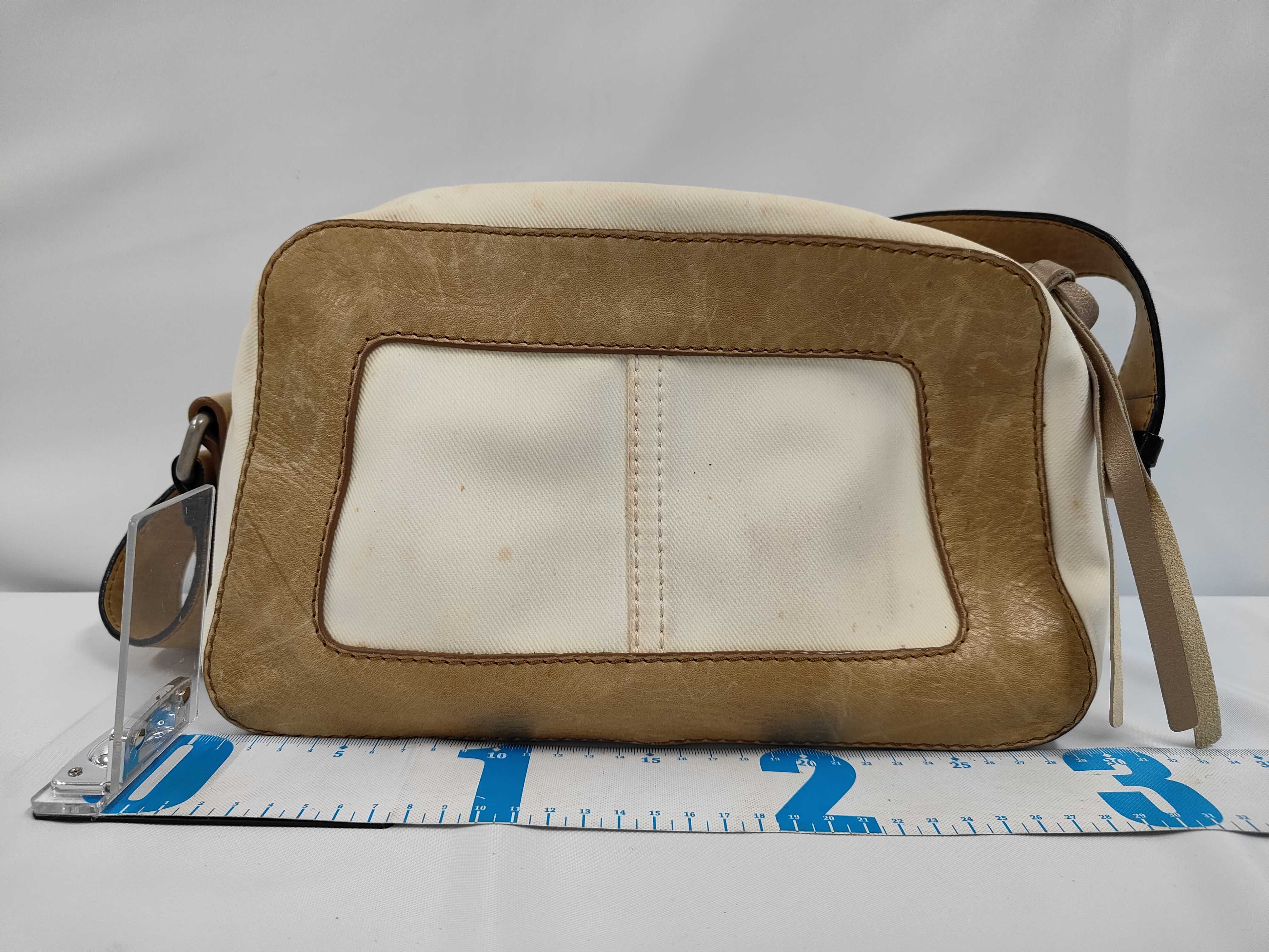 logo embossed leather shoulder bag — view 2