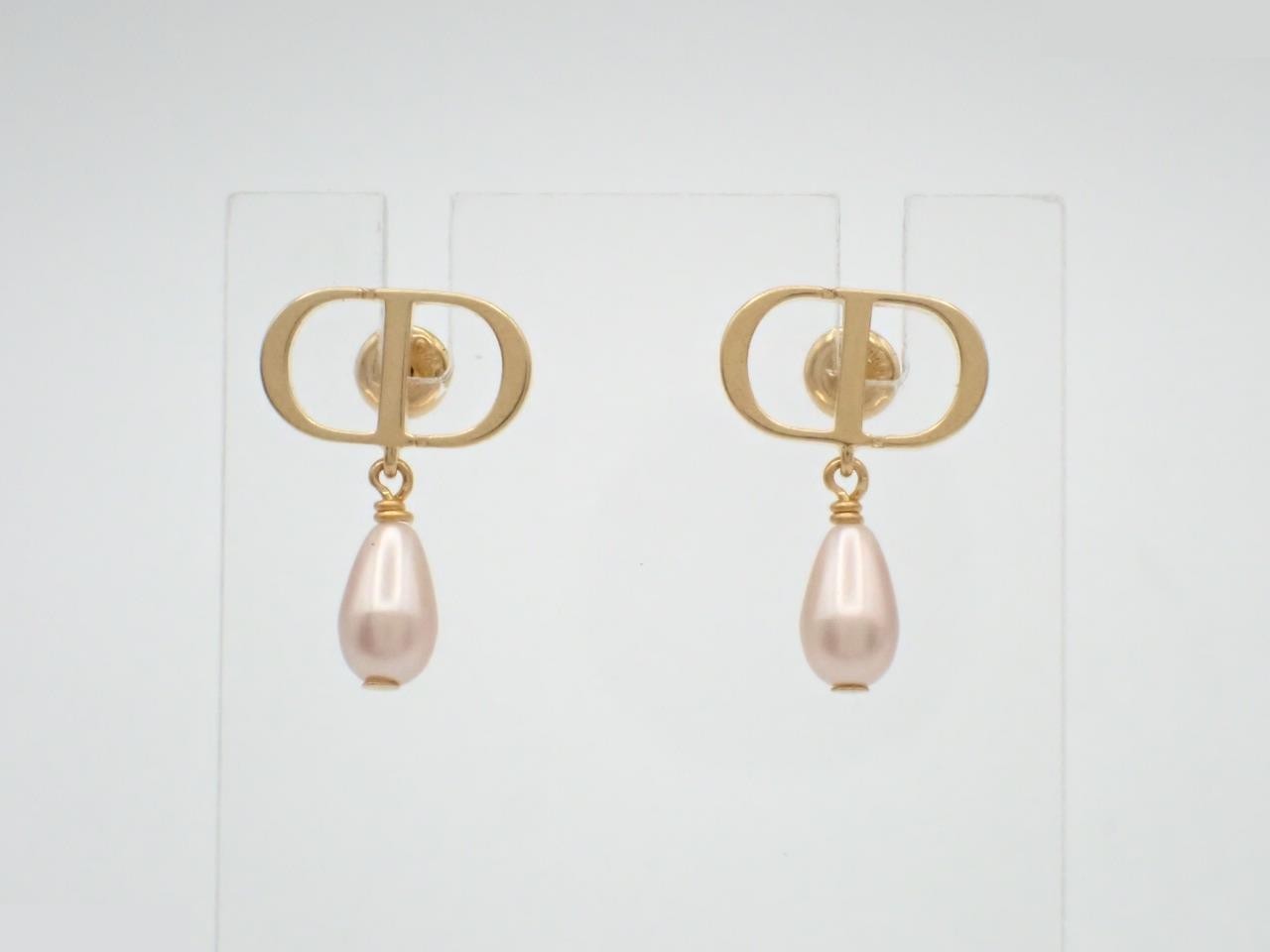 pearl earrings, unused.