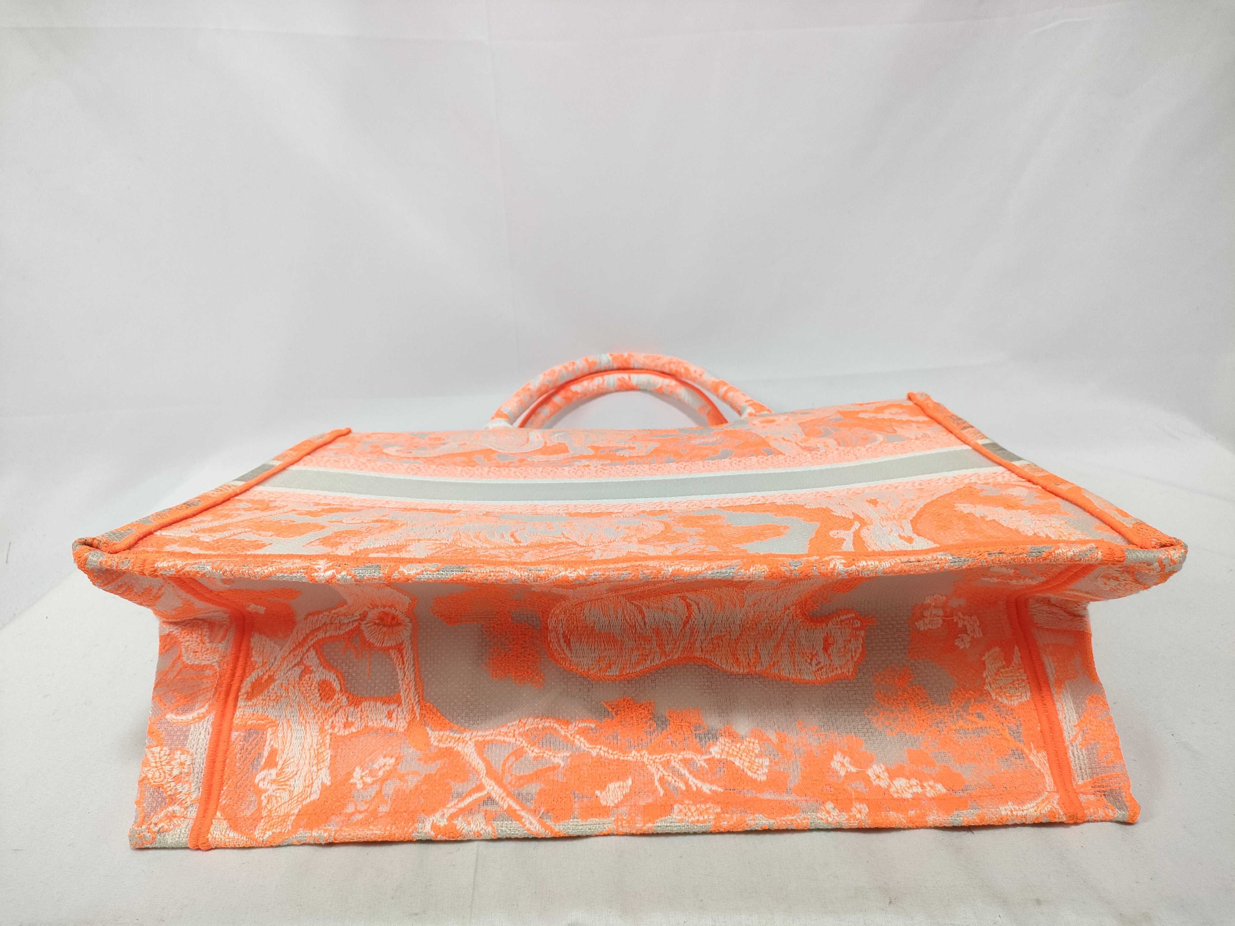 BAG BOOK TOTE ORANGE M057 MEDIUM W/CARD 50-MA-0242 M1296ZRVJ Tote Bag — view 3