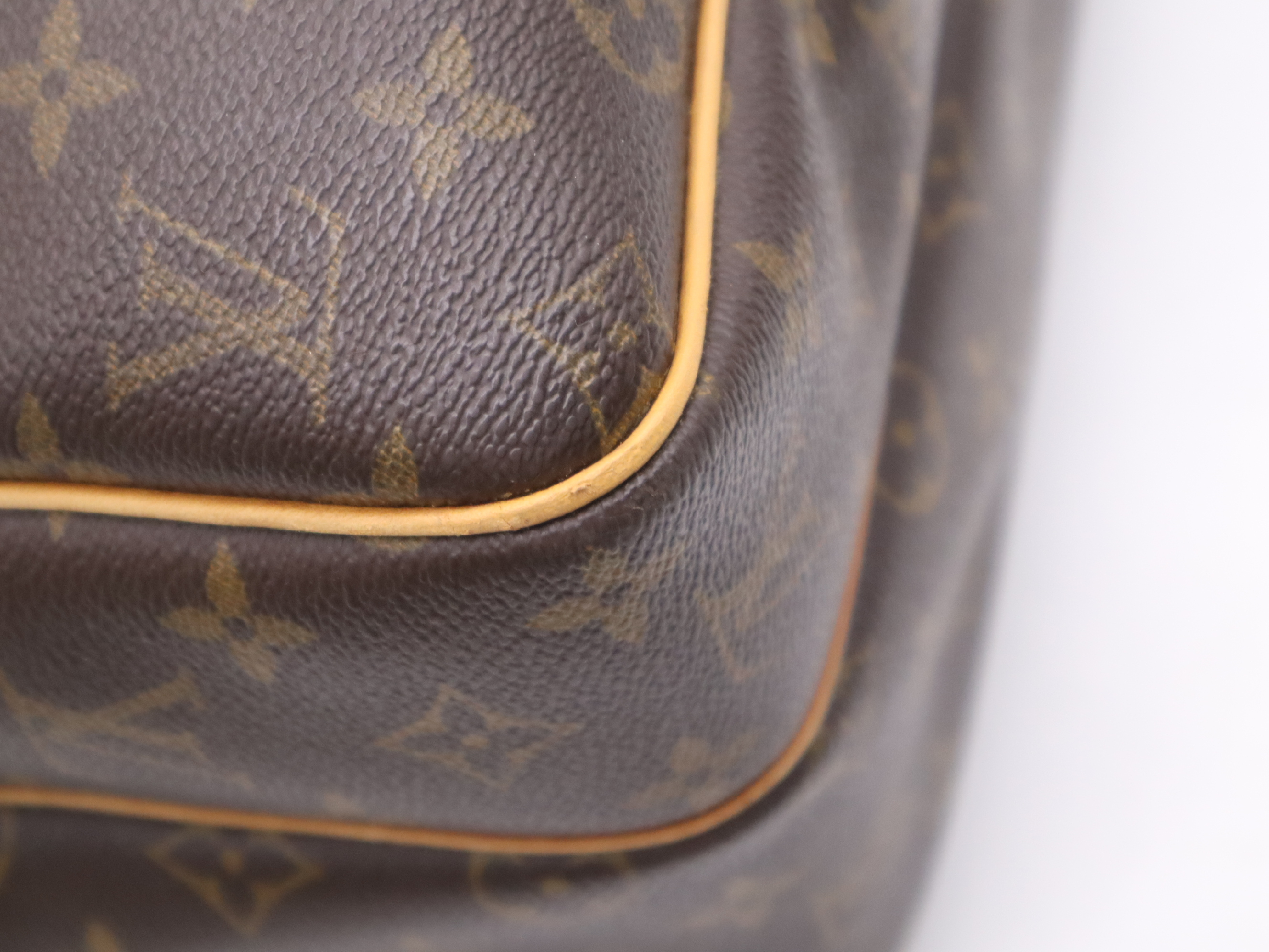 M45252 Monogram Reporter GM Shoulder Bag — view 9