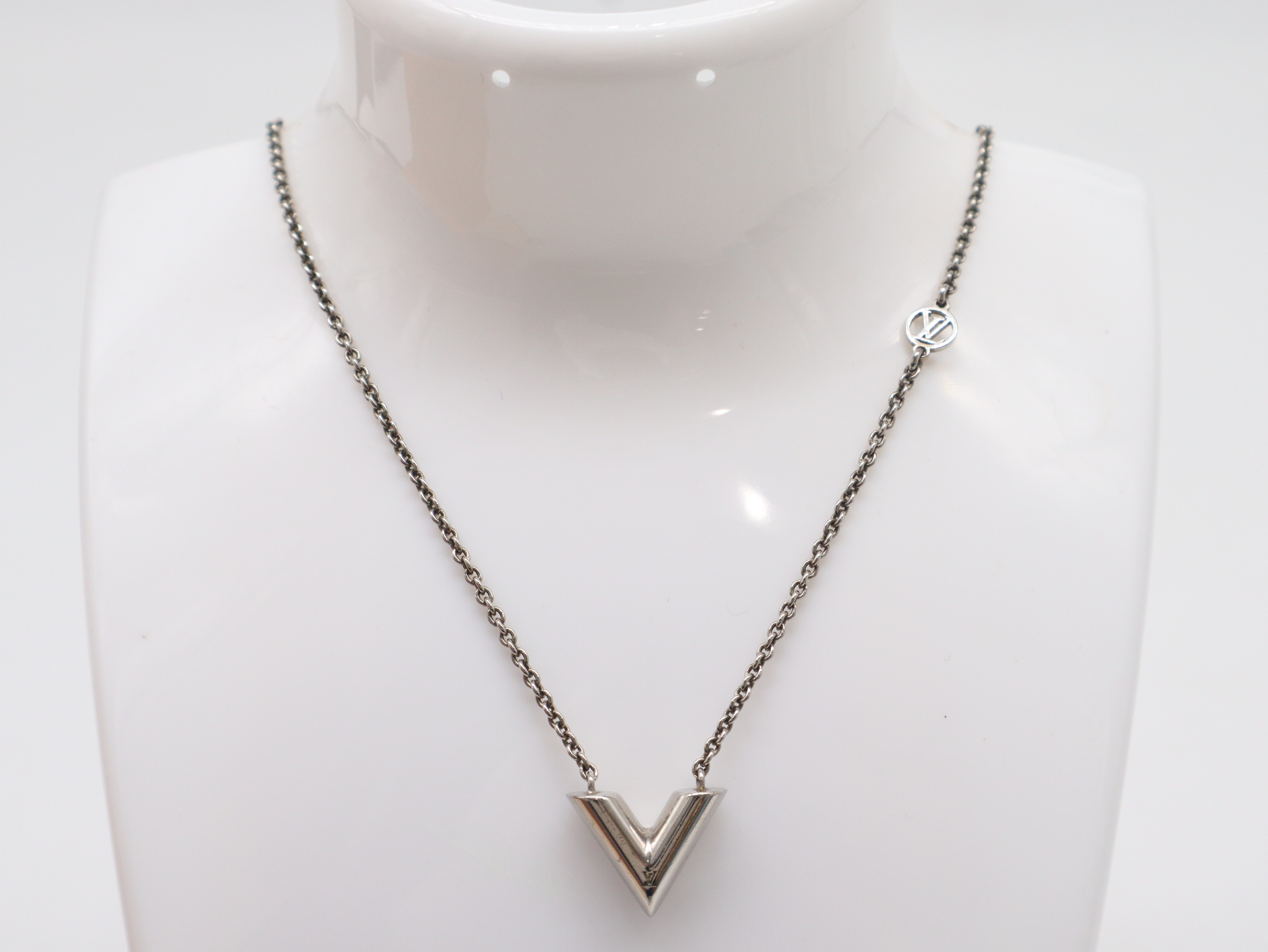M63197 Essential V Necklace (with box and dust bag) — view 3