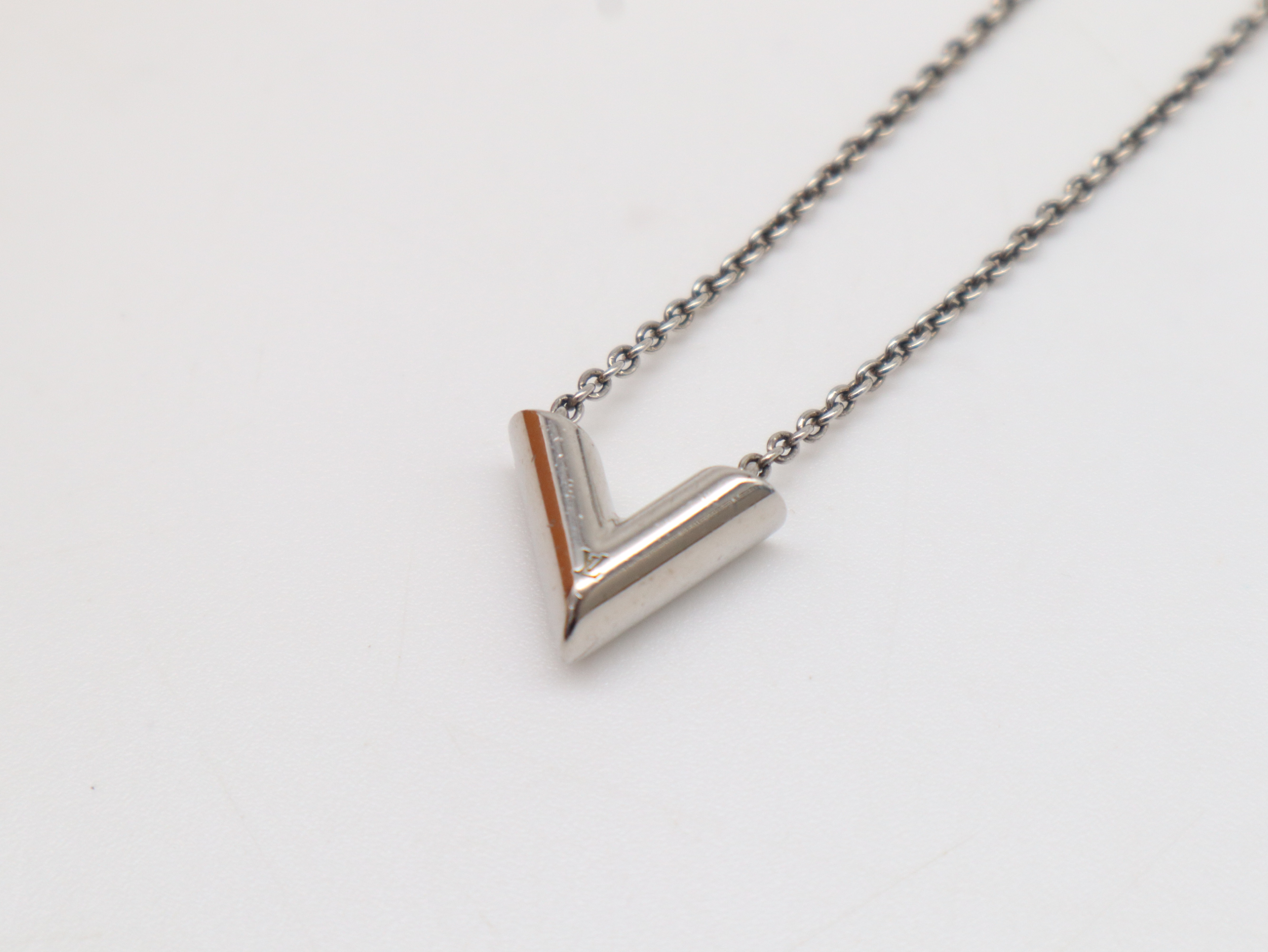 M63197 Essential V Necklace (with box and dust bag) — view 5