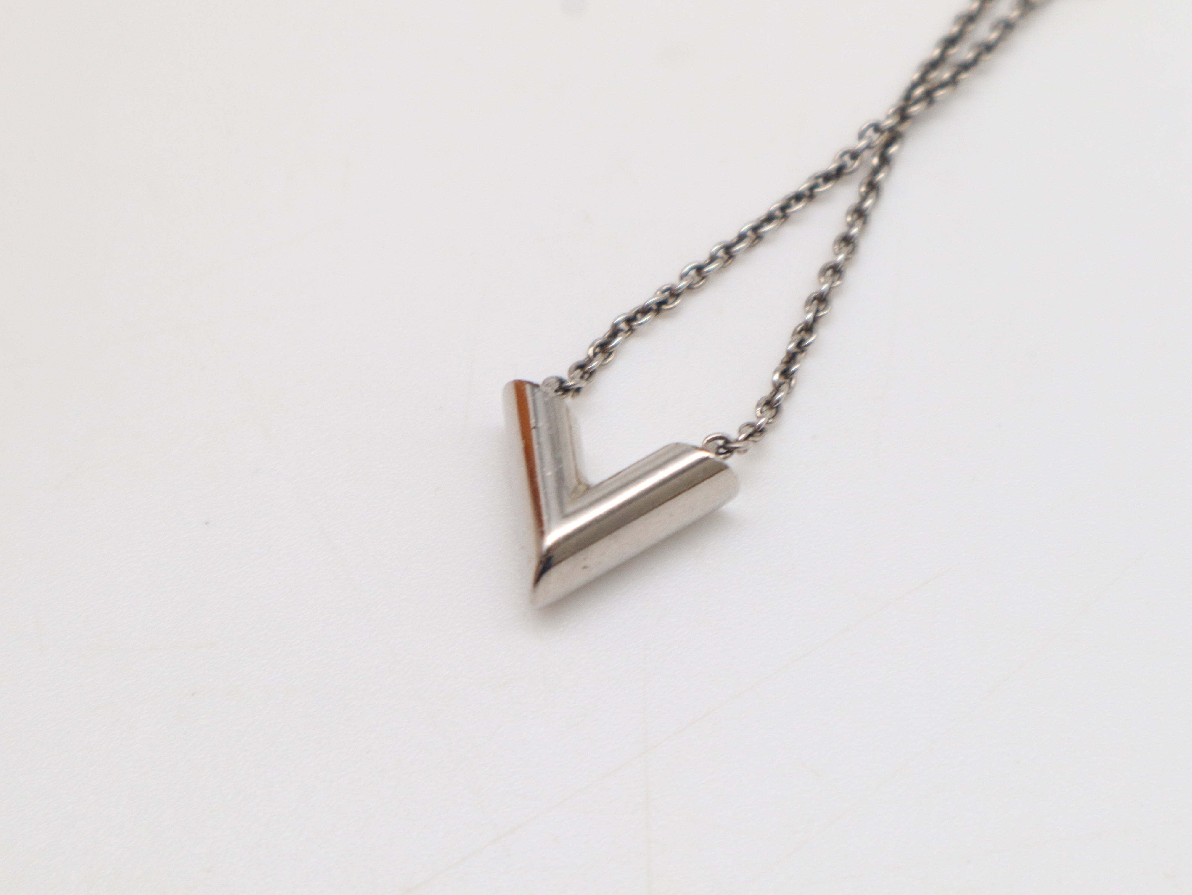 M63197 Essential V Necklace (with box and dust bag) — view 6
