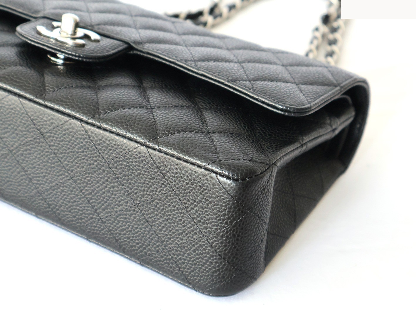 Caviar leather Matelassé 25 Double flap Double chain shoulder bag, black — view 3
