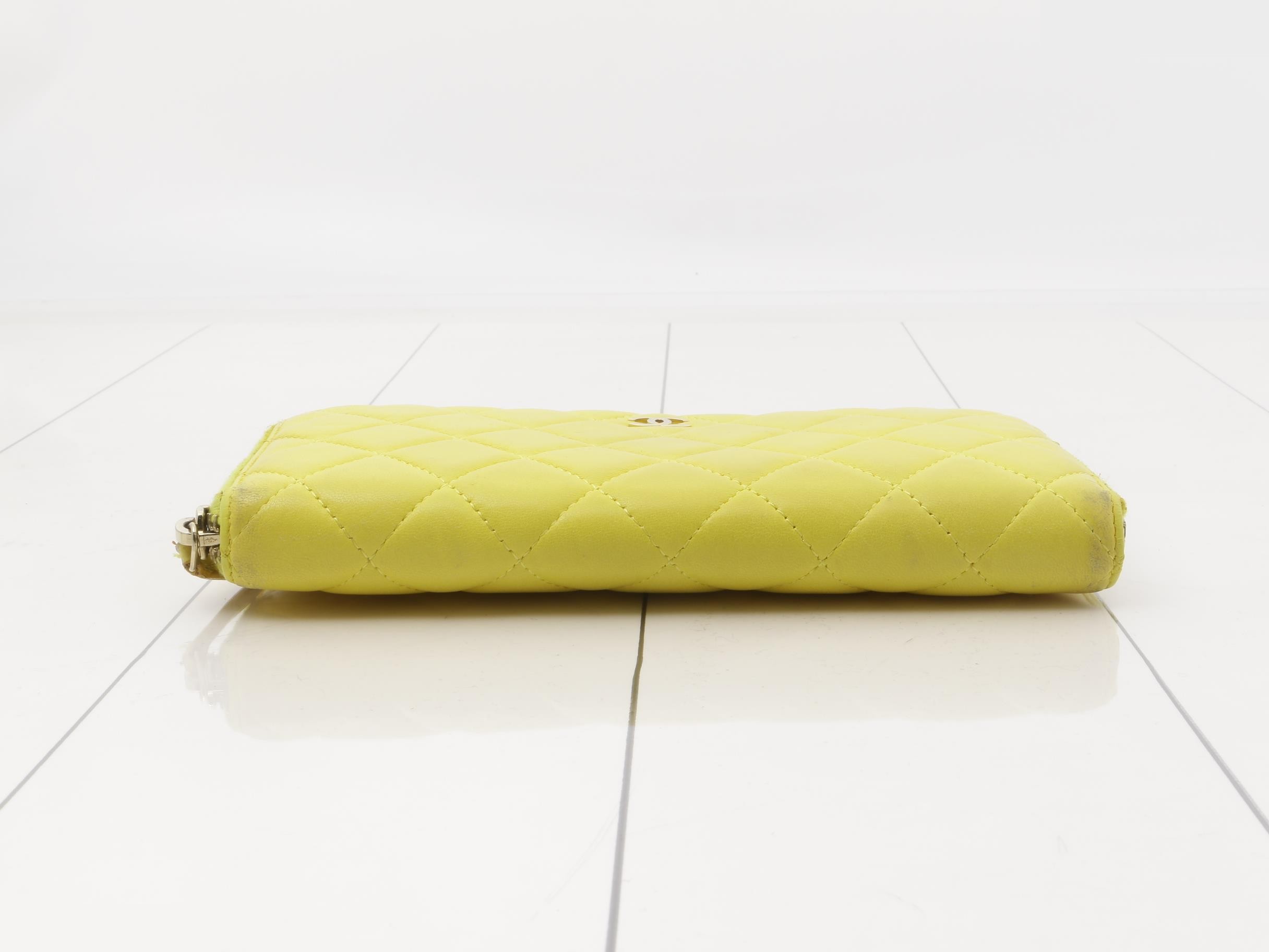 Lambskin round zipper wallet — view 3