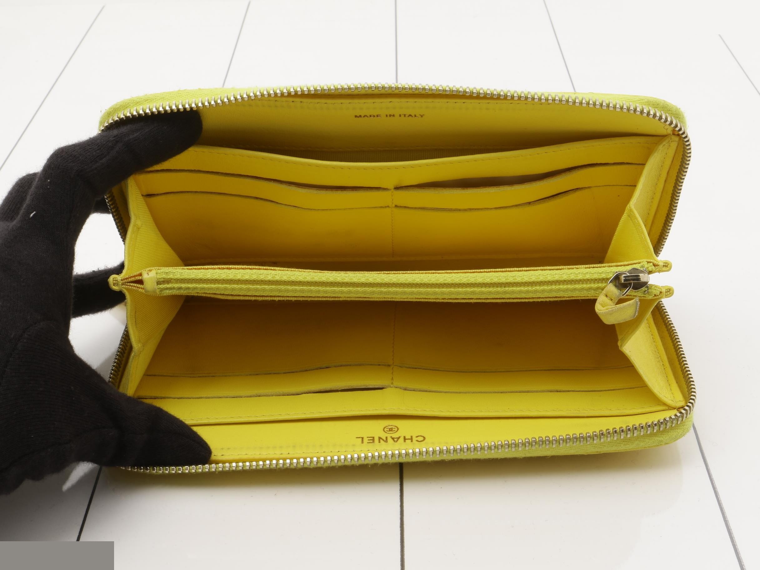 Lambskin round zipper wallet — view 4