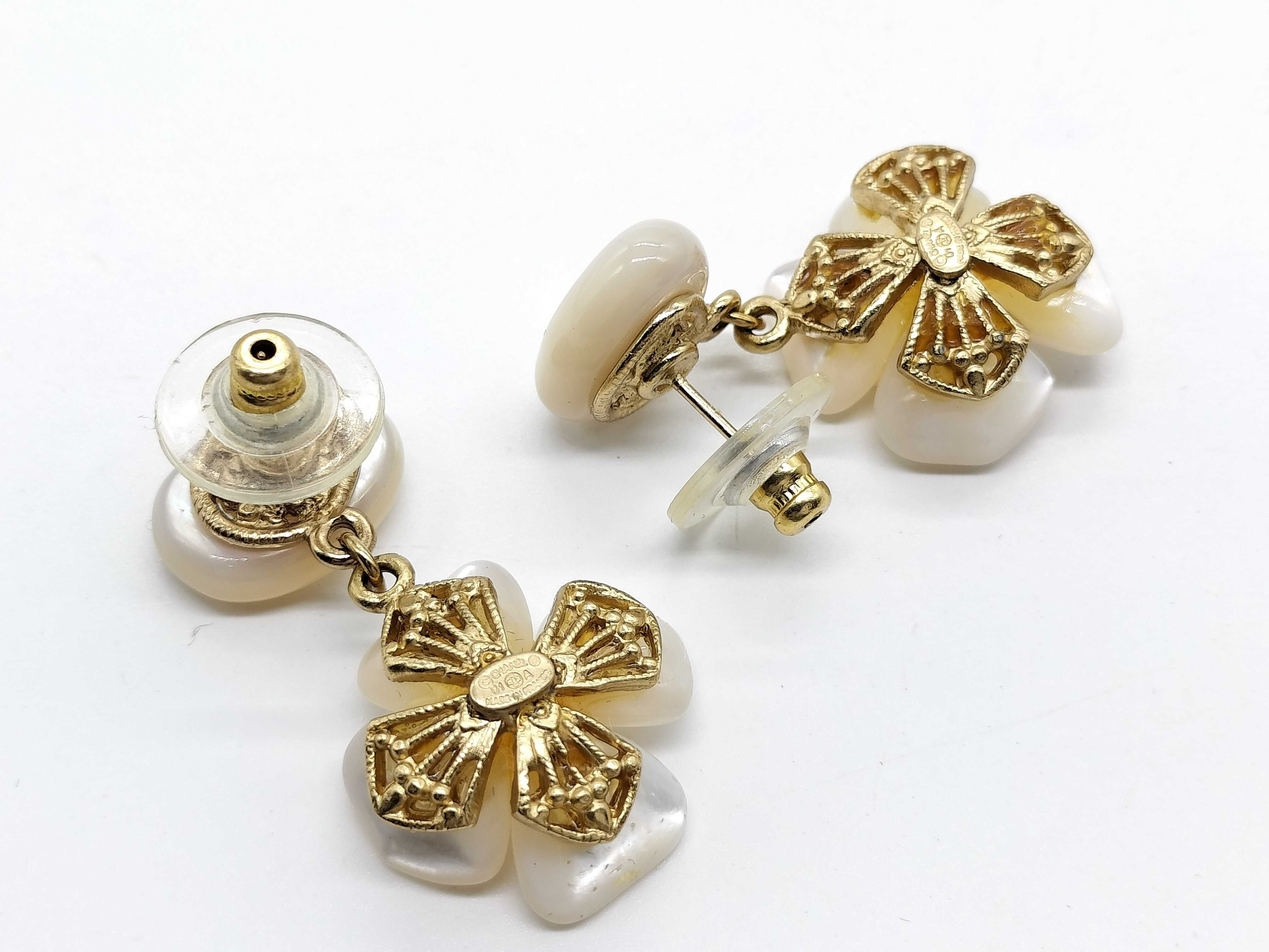 Camellia Shell Camellia White Earrings 01A Earrings — view 3