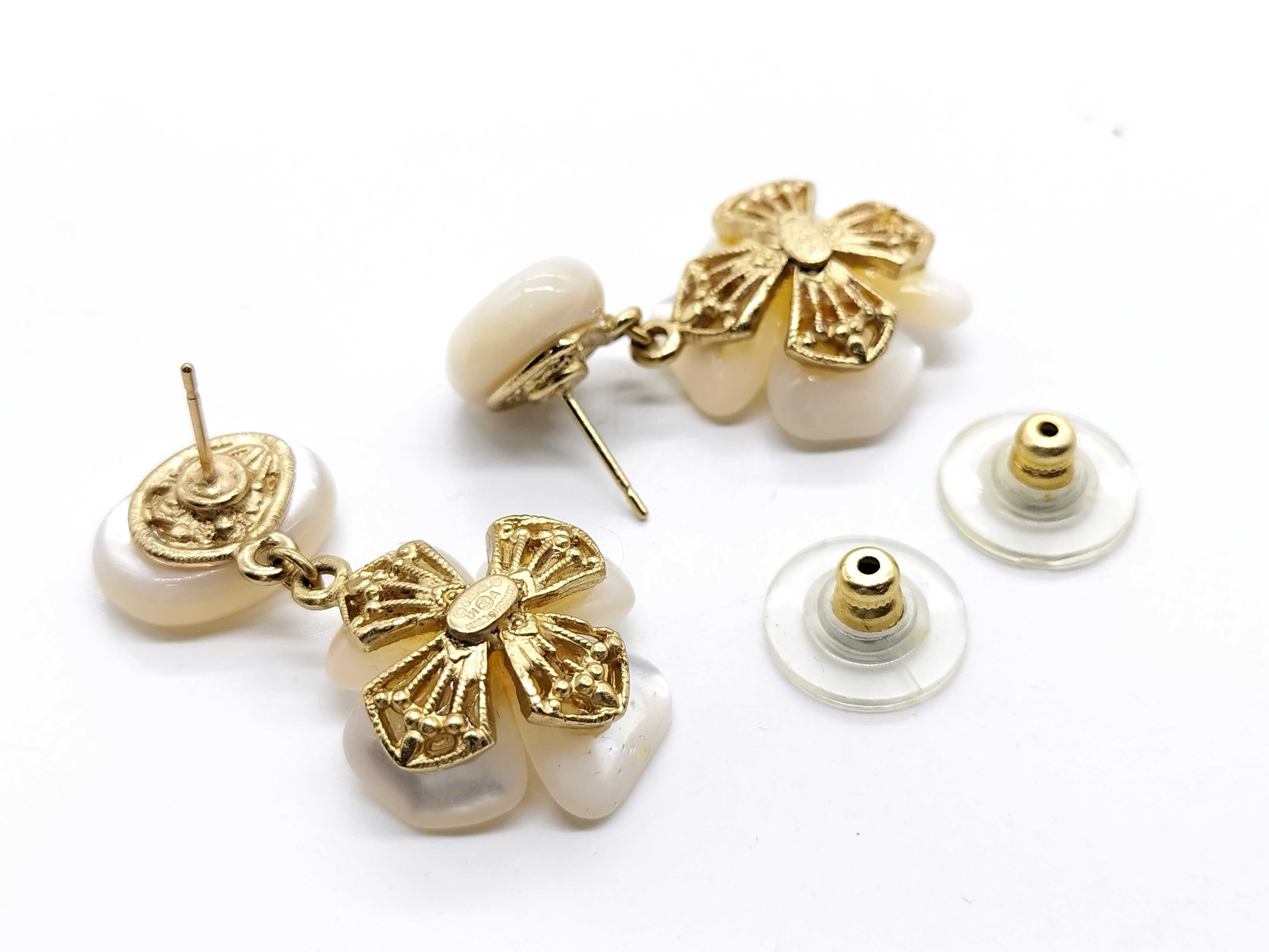 Camellia Shell Camellia White Earrings 01A Earrings — view 4