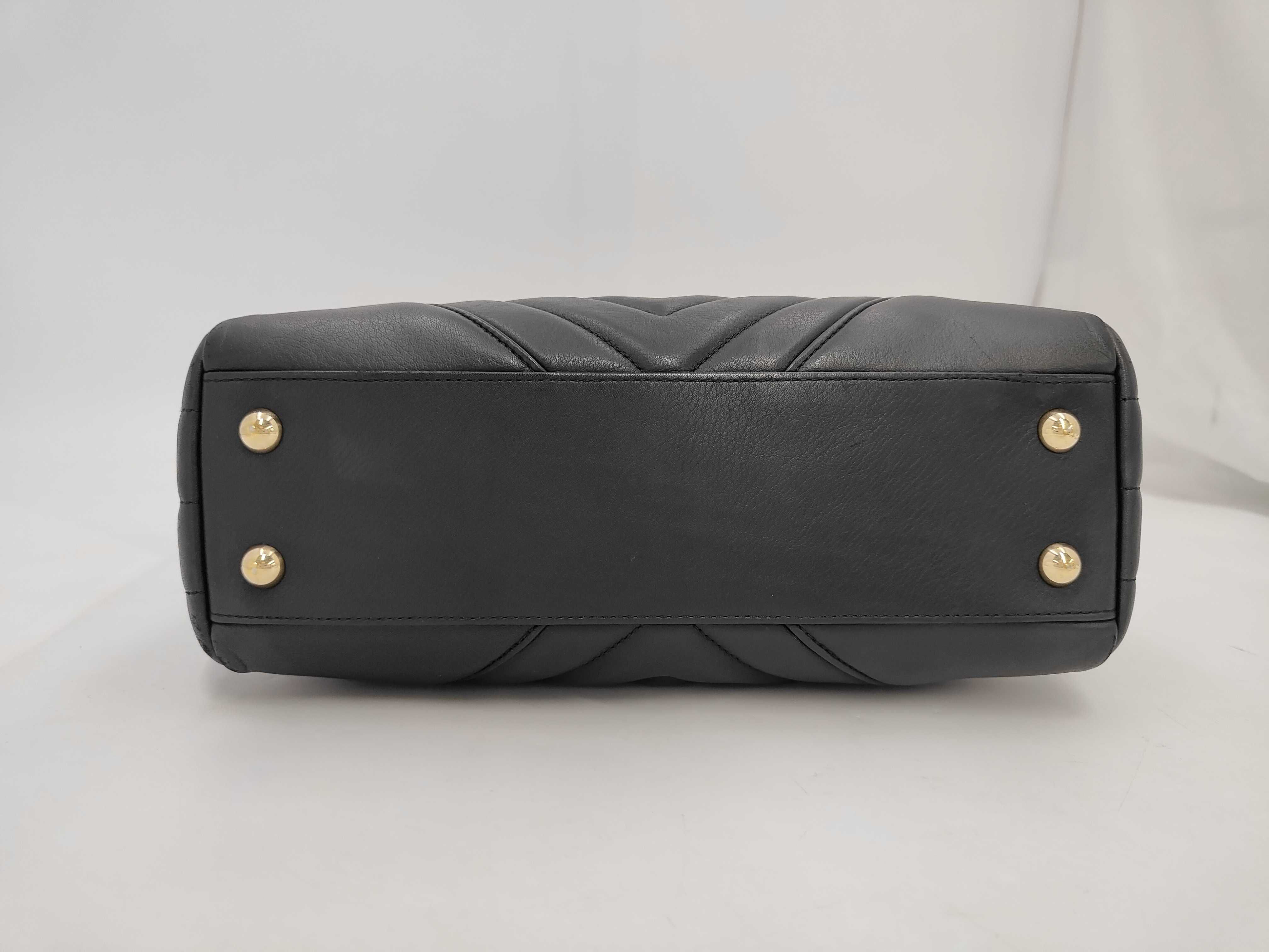 V-stitch chain shoulder bag, lambskin, black shoulder bag — view 3