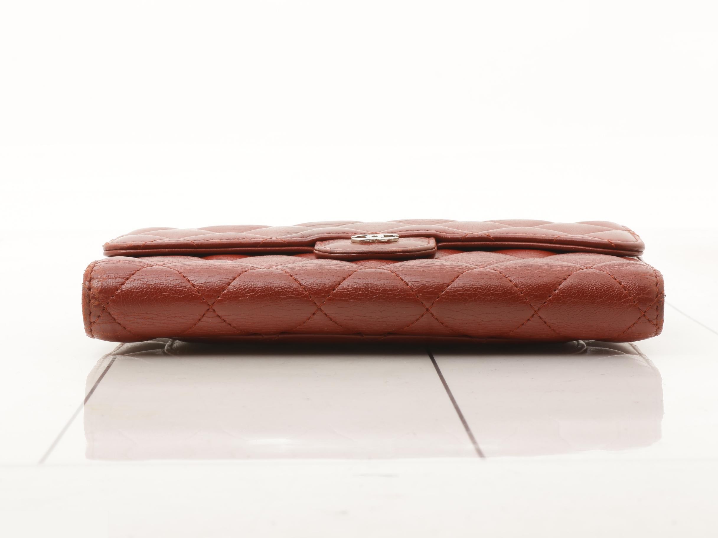 Matelassé (bag) and wallet, lambskin, red, with Coco mark. — view 3