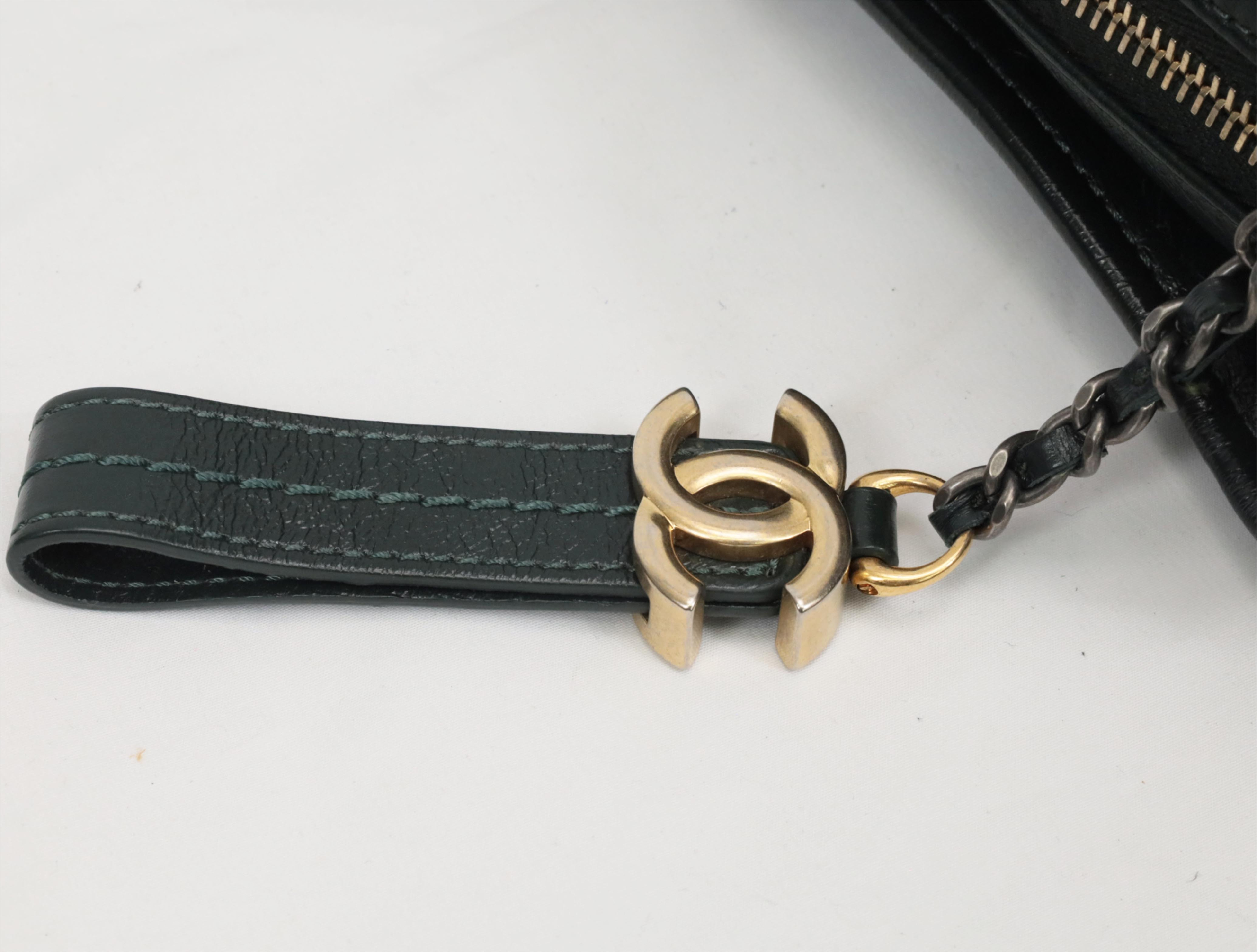 Gabrielle de Chanel Vintage Calfskin Green Shoulder Bag — view 9