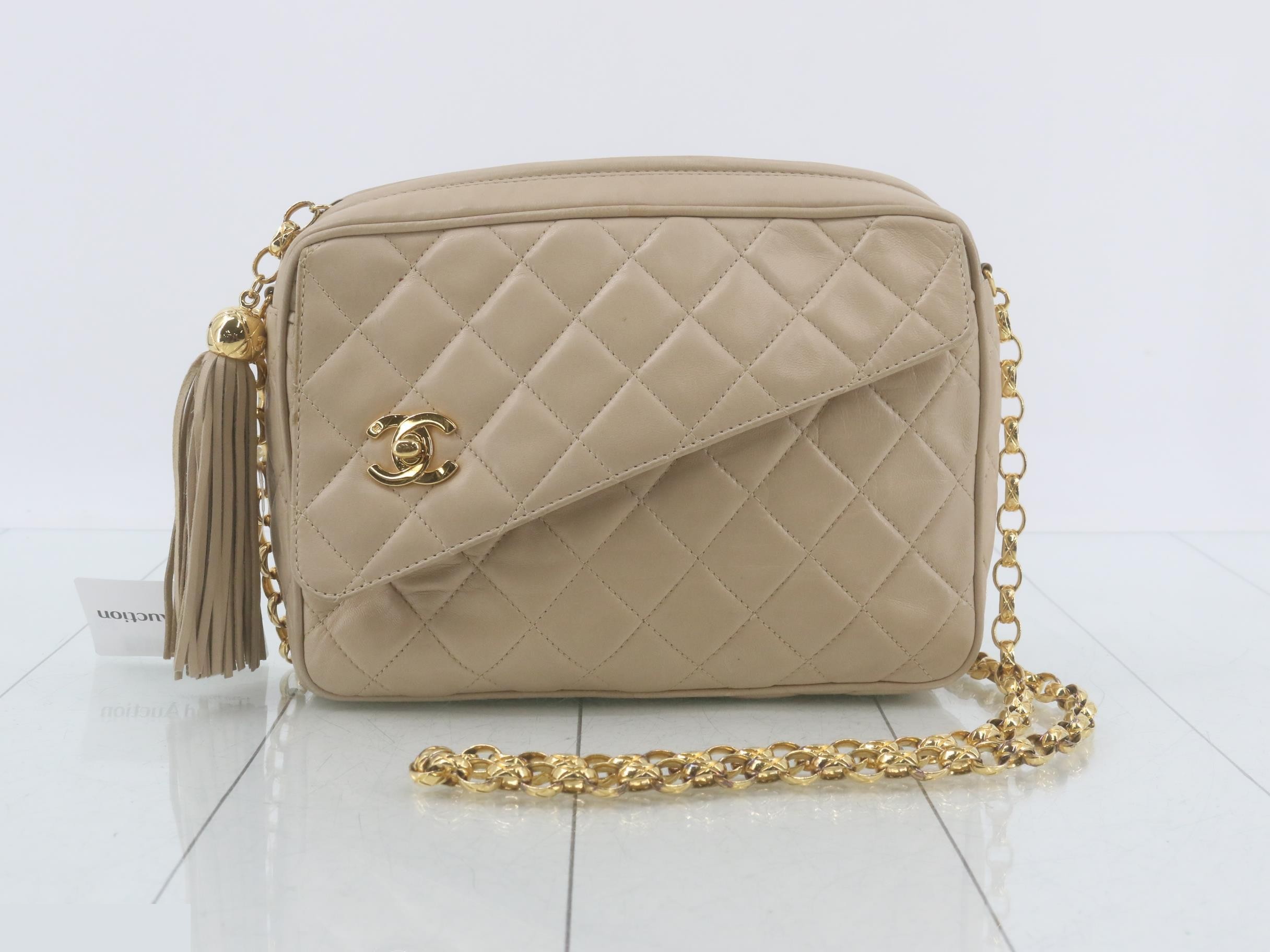 Matelassé fringe jewel chain turnlock