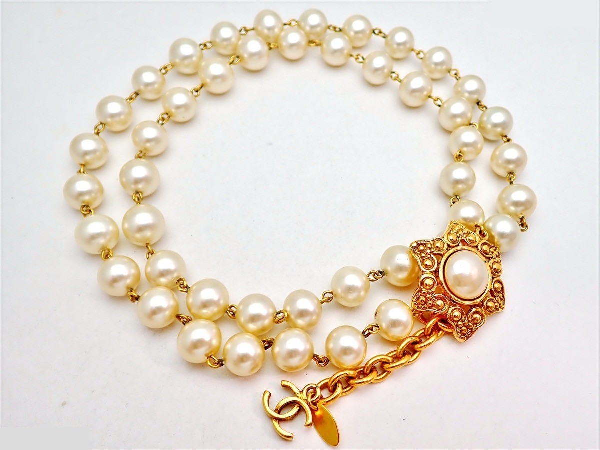 Chain belt with engraved Coco Chanel logo, star, and pearl. Comes with box. Total length approximately 80 cm. — view 3