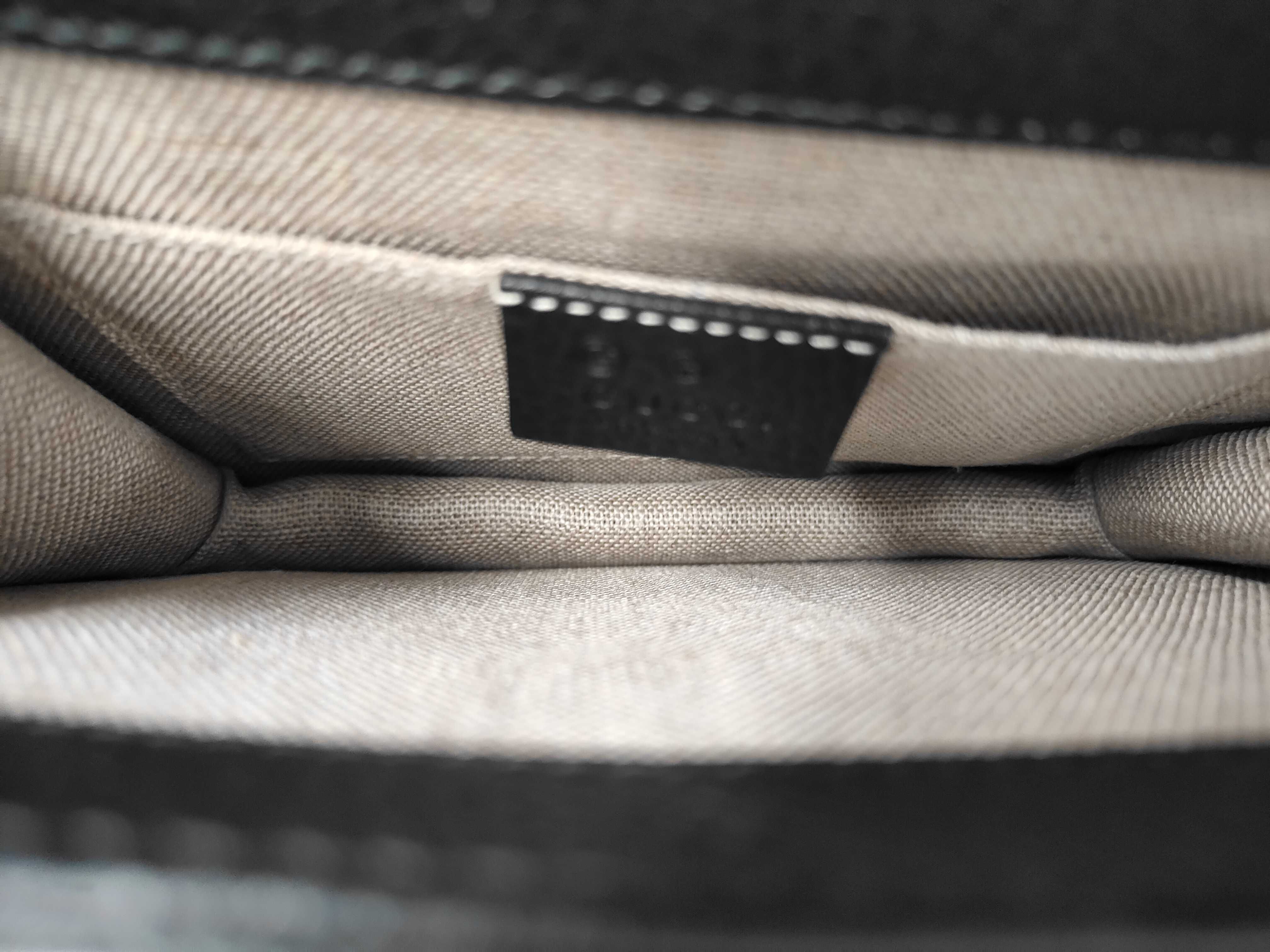 Interlocking Chain Cross Bag Black Shoulder Bag — view 8