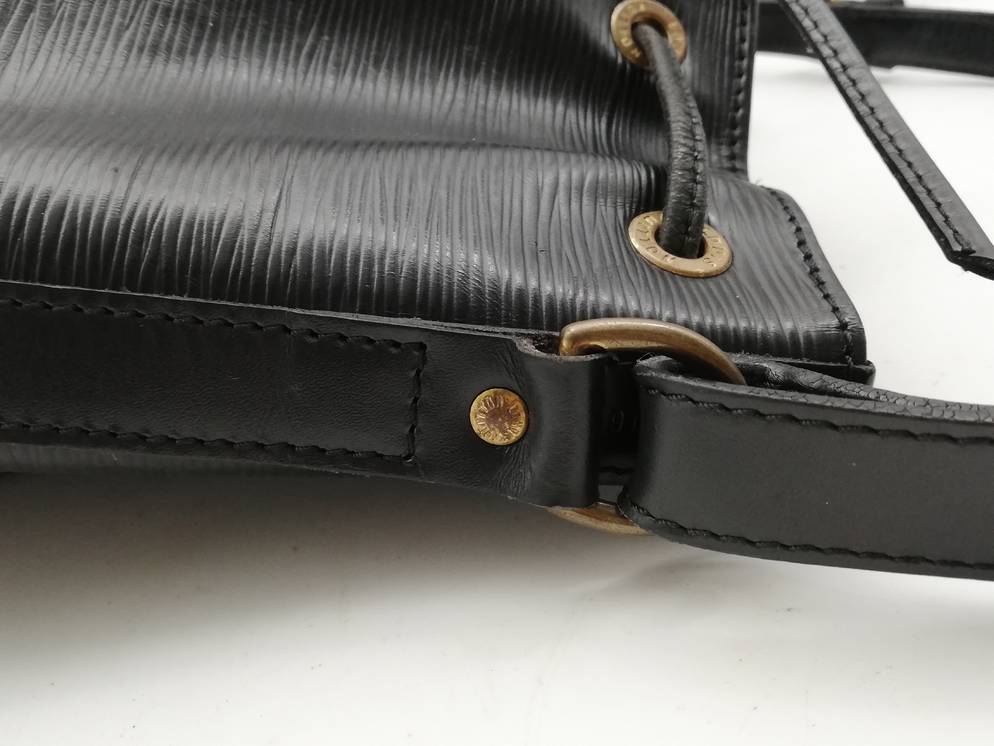 Epi Petit Noé M59012 Noir Shoulder Bag — view 12