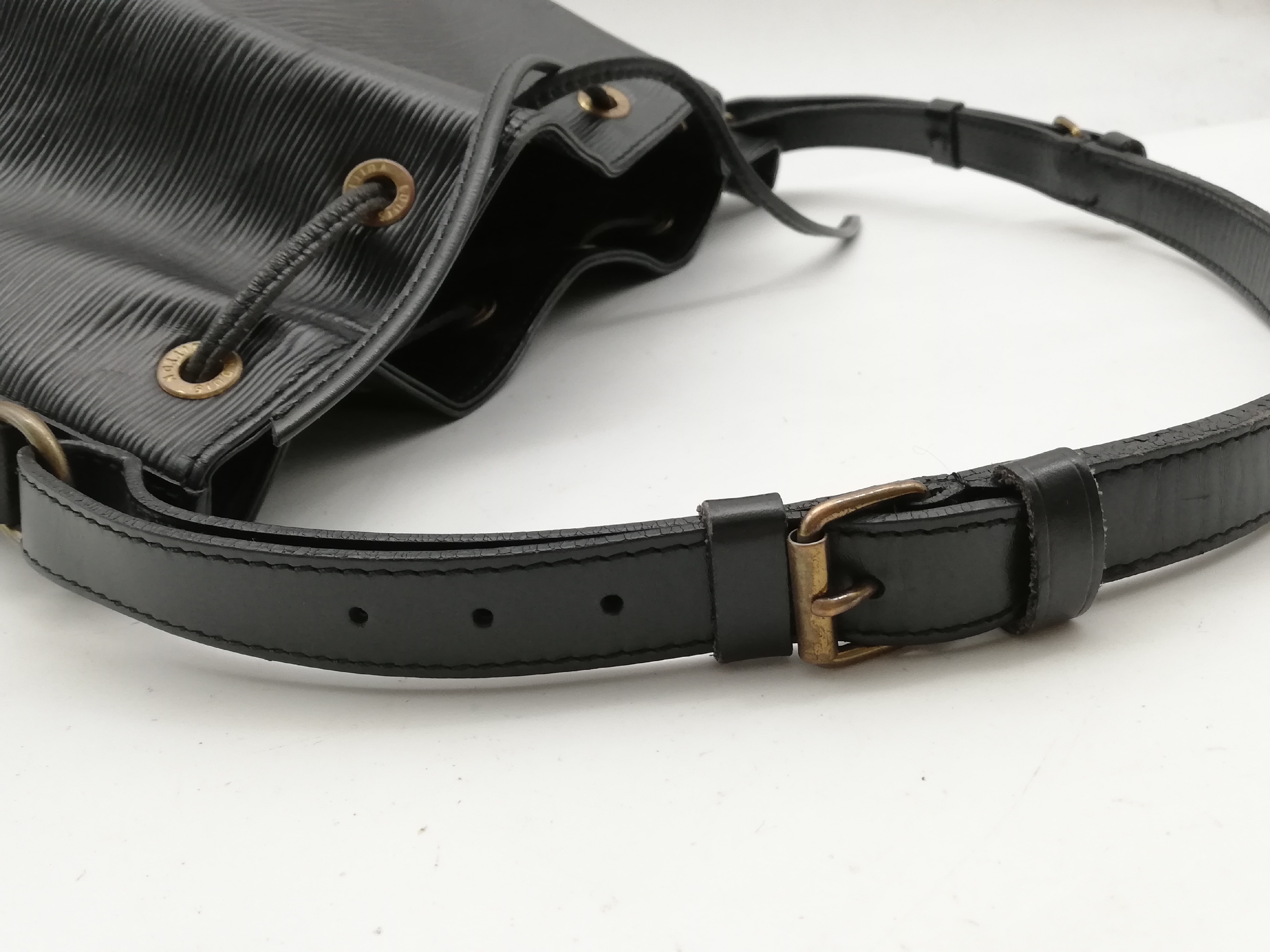 Epi Petit Noé M59012 Noir Shoulder Bag — view 8
