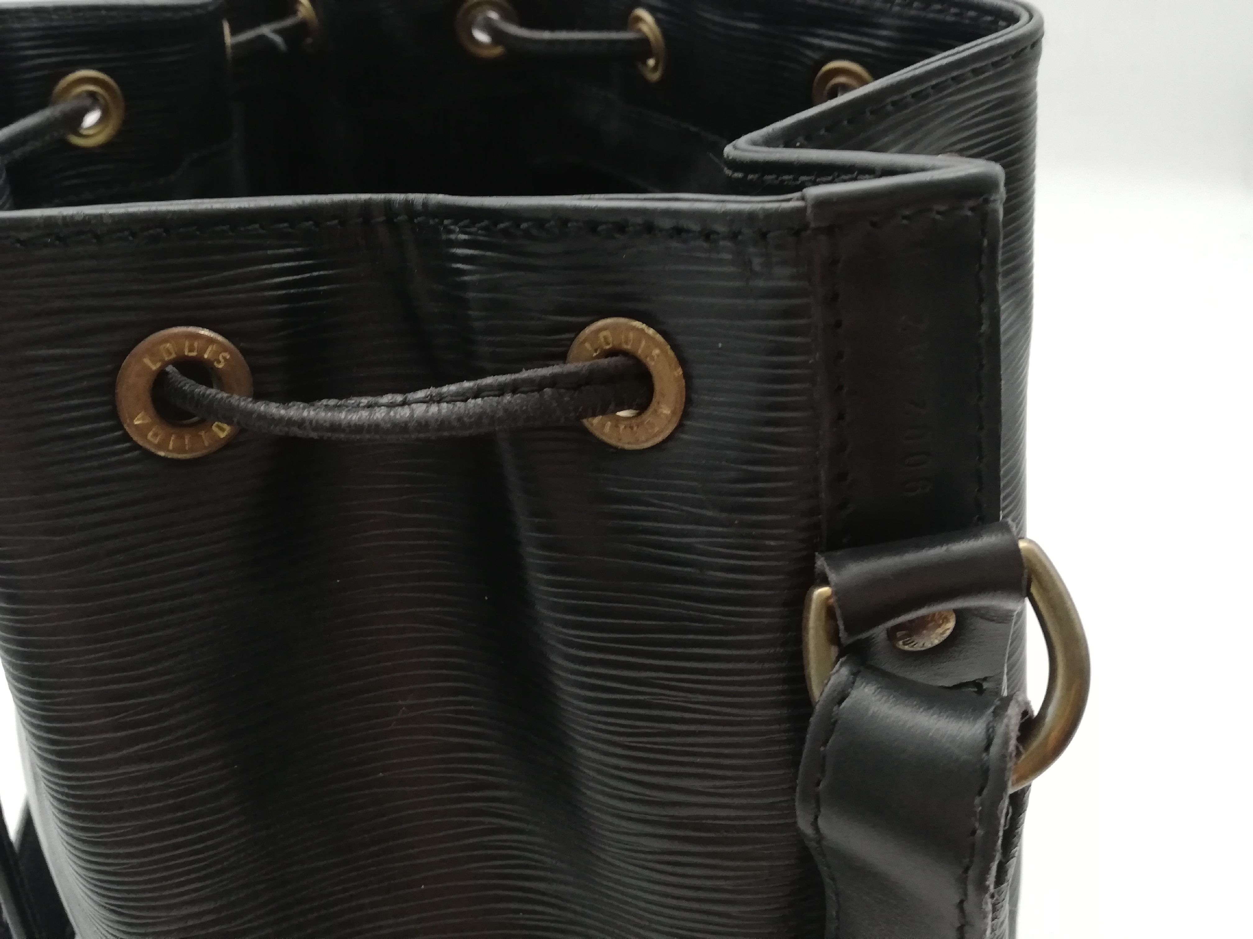 Epi Petit Noé M59012 Noir Shoulder Bag — view 9