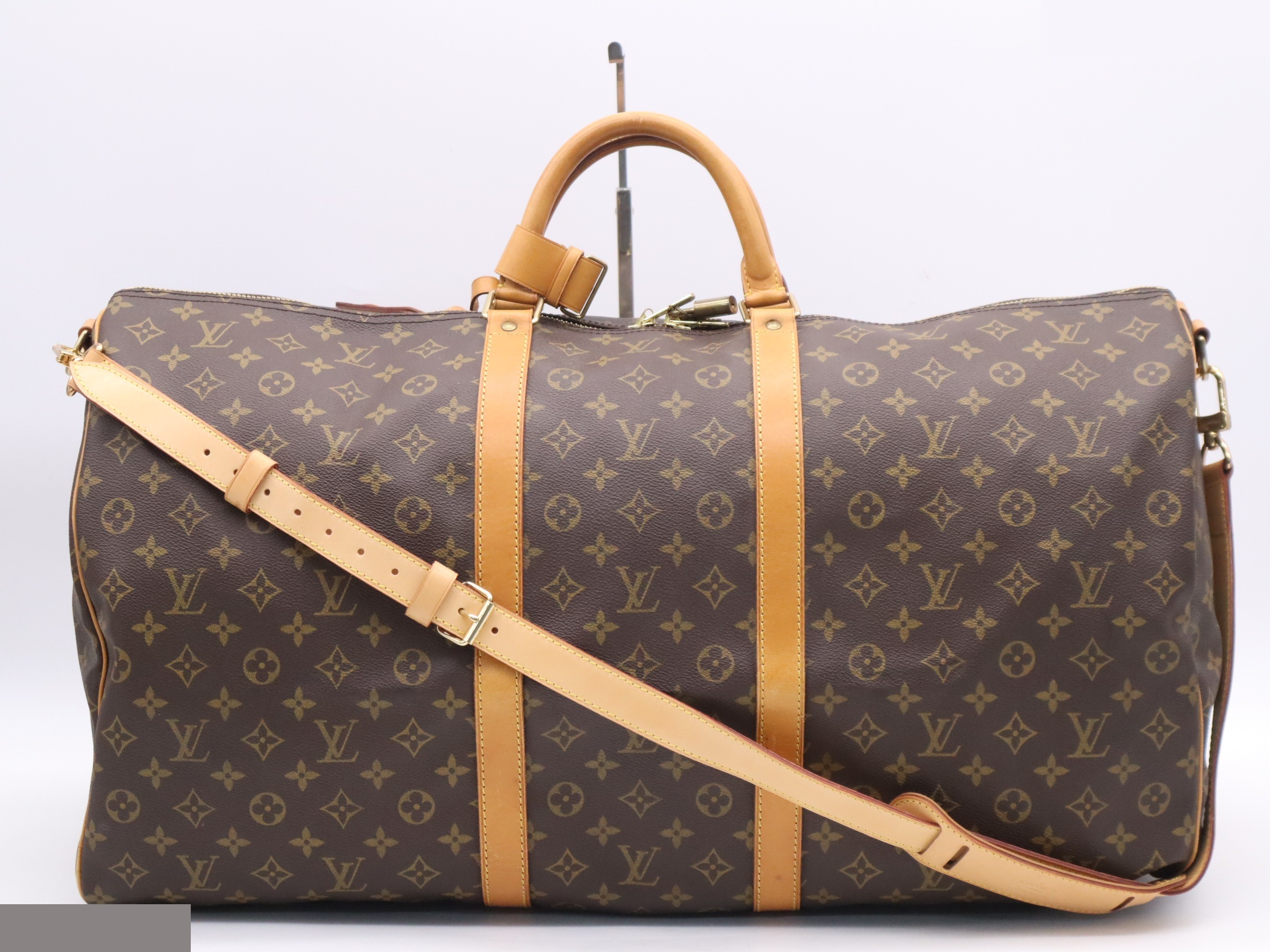 Keepall Bandouliere 60: Shoulder strap, padlock, 2 keys, name tag.