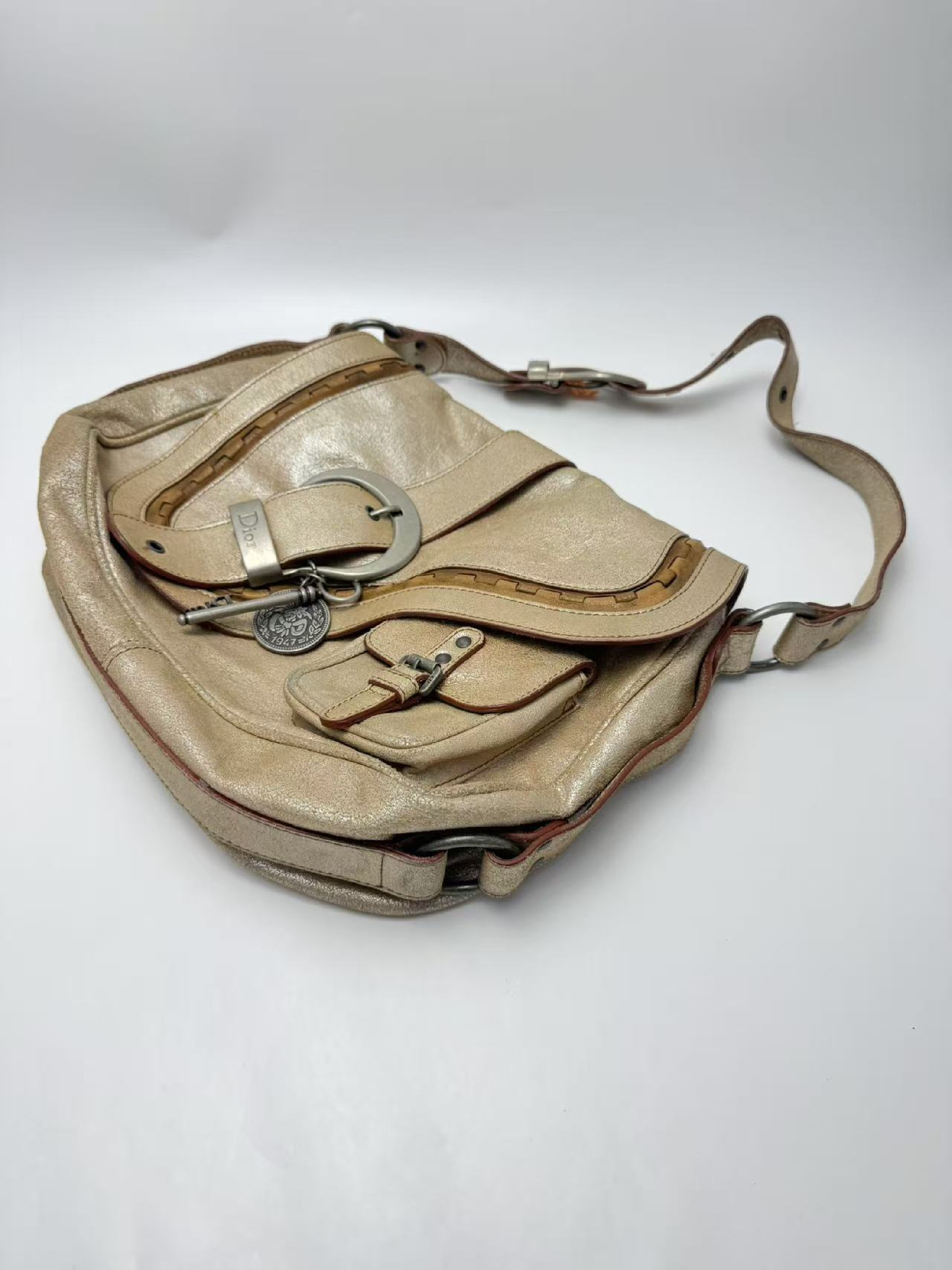 Gaucho Saddle Cowhide Shoulder Bag — view 5
