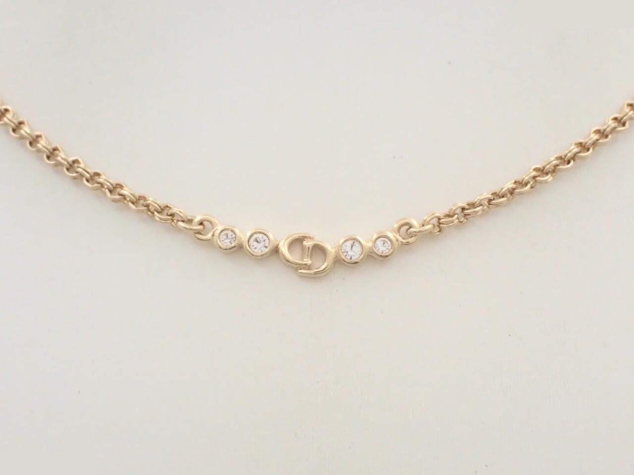 Gold-colored chain necklace, approximately 43cm in length.