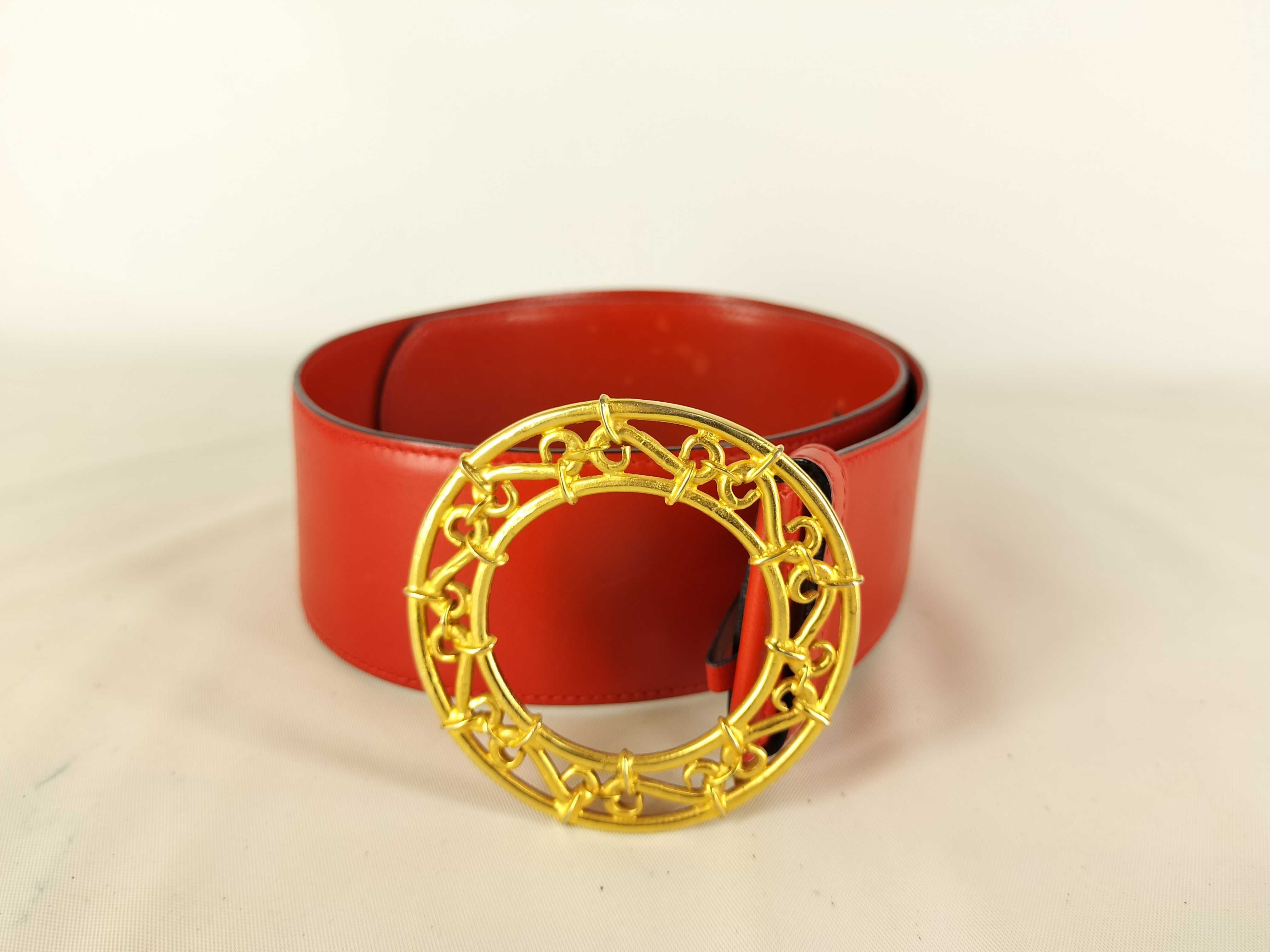 belt with circle clasp