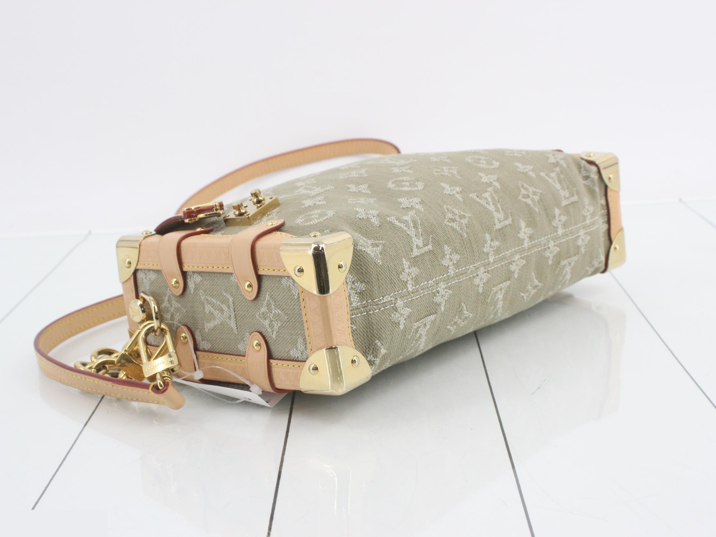 List price: 737,410 yen. Side trunk, green, shoulder bag. — view 5