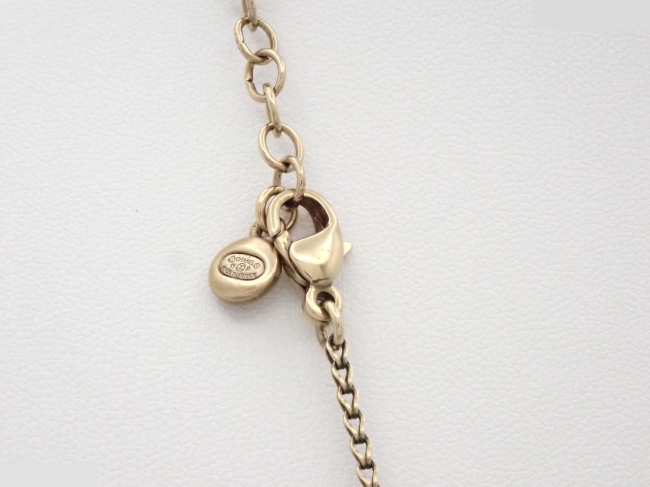Long necklace, gold, faux pearls, engraved, 11 pearls. — view 2