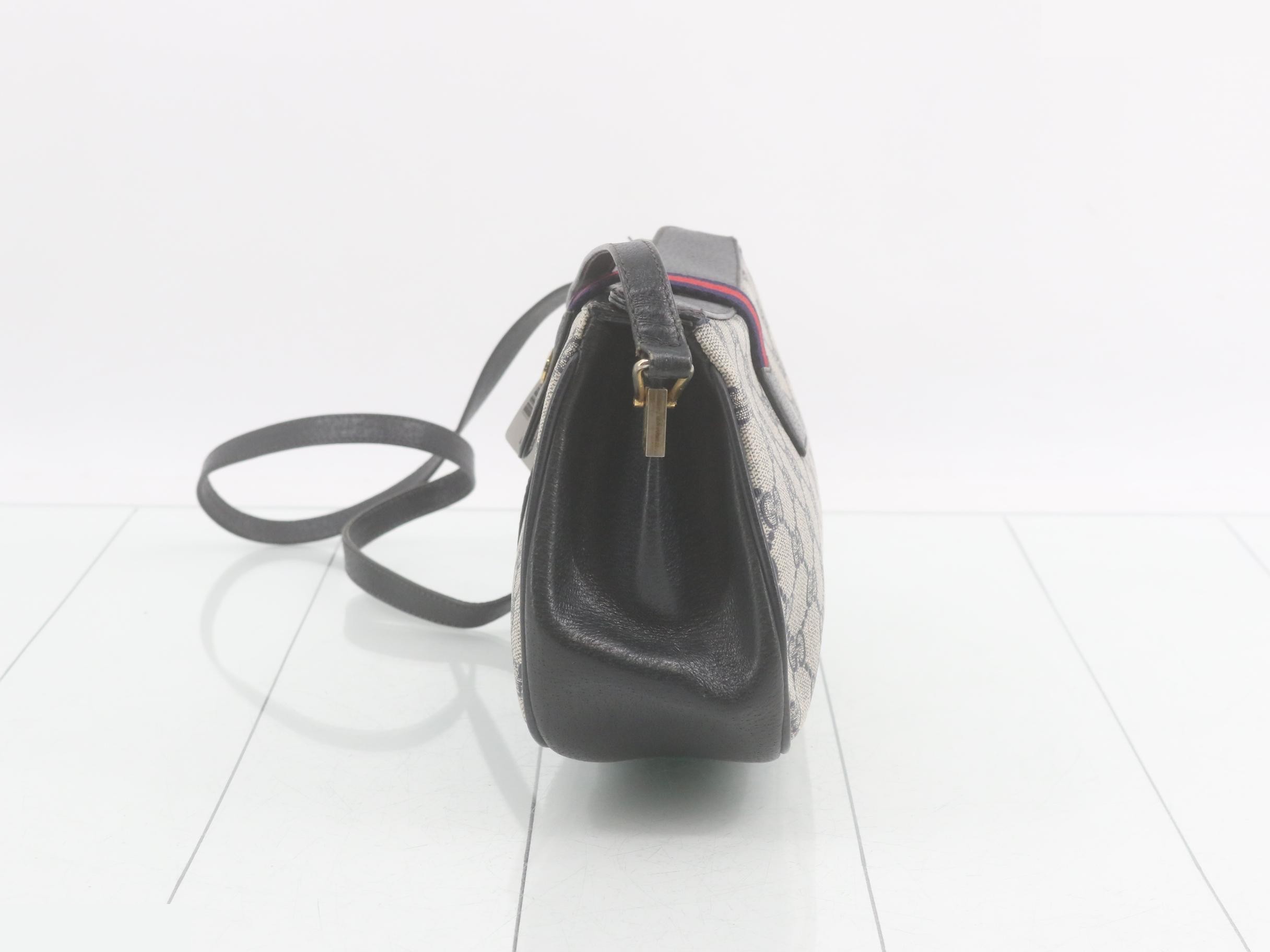 GG Supreme Shoulder Bag — view 3