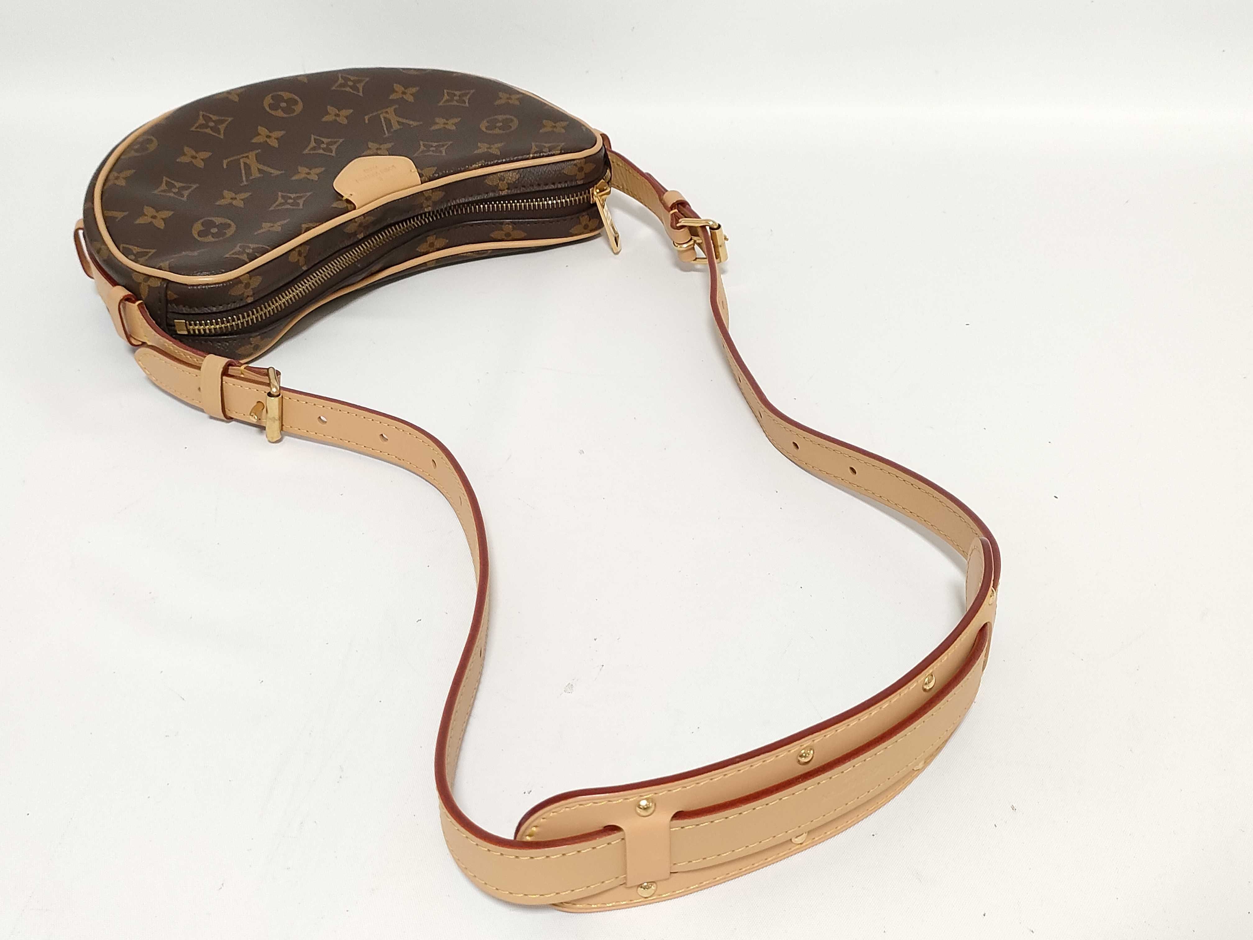 Monogram Vuitton Croissant MM Shoulder Bag M46828 Shoulder Bag — view 3
