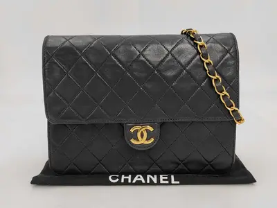 Lambskin Matelassé 22 Chain Shoulder Bag, Single Push-Lock, Black Shoulder Bag