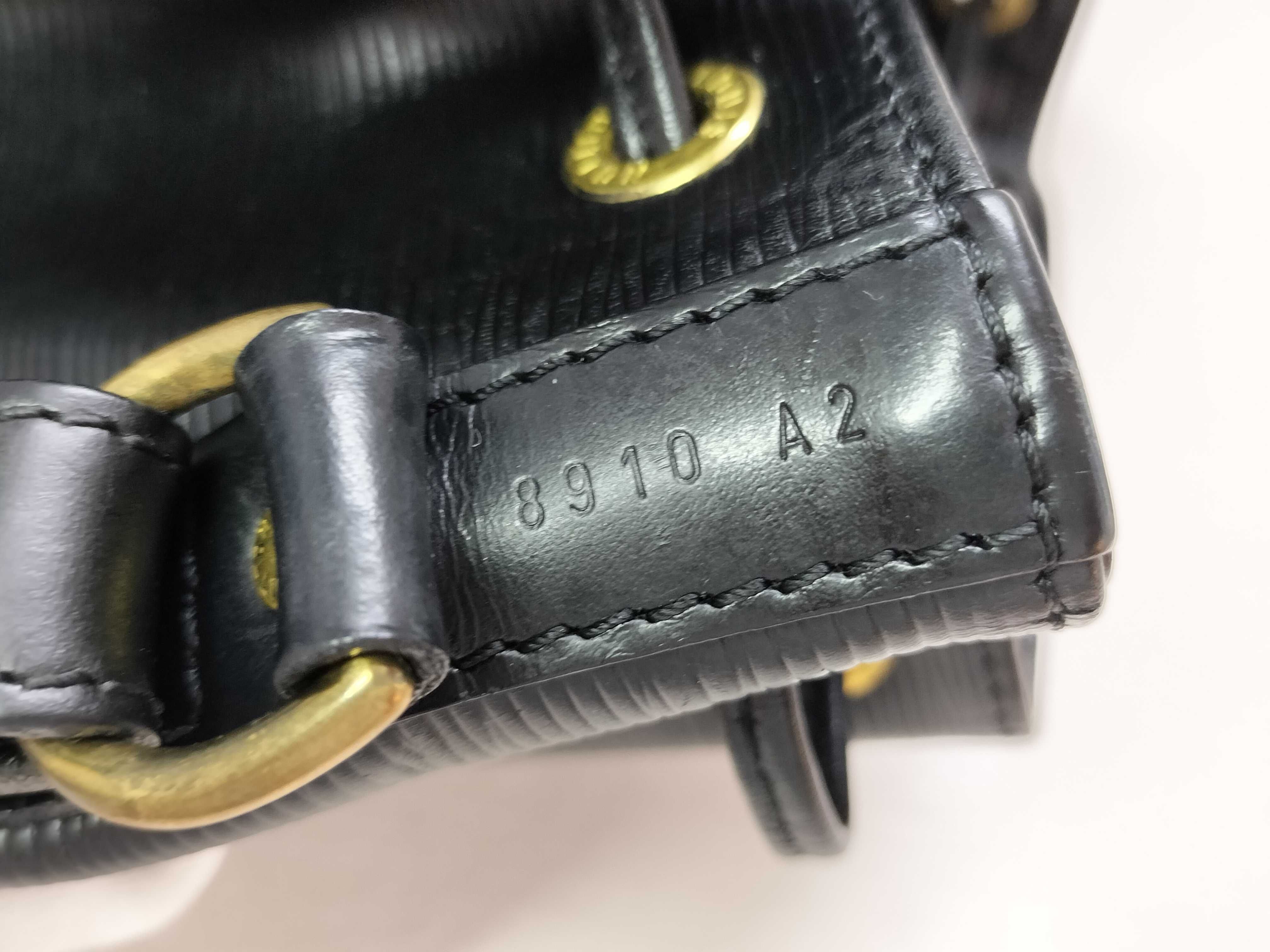 Epi Leather Petit Noe Shoulder Bag Handbag Black Serial Number Shoulder Bag — view 9
