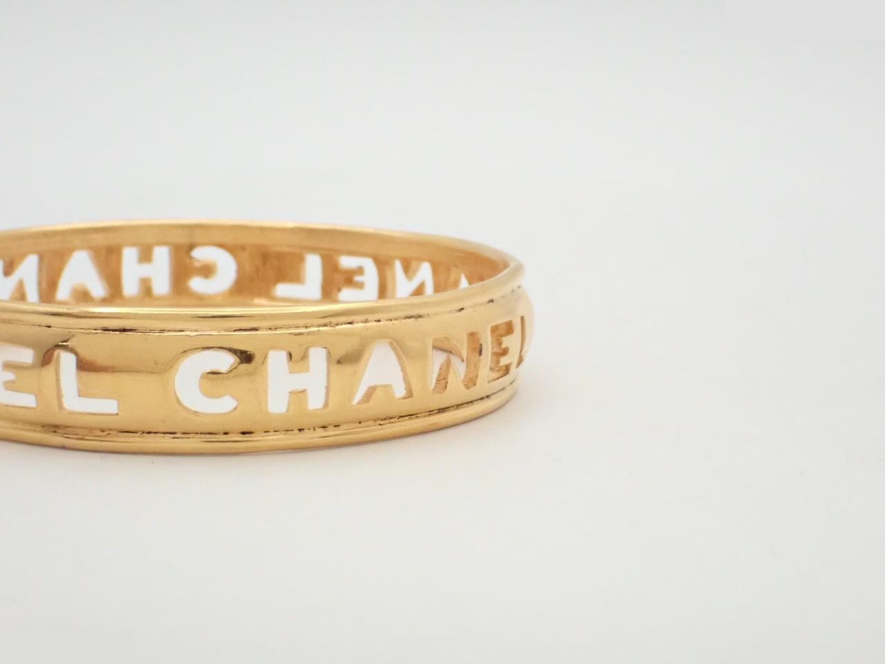 Logo bangle, gold, wrist circumference approximately 21 cm — view 3