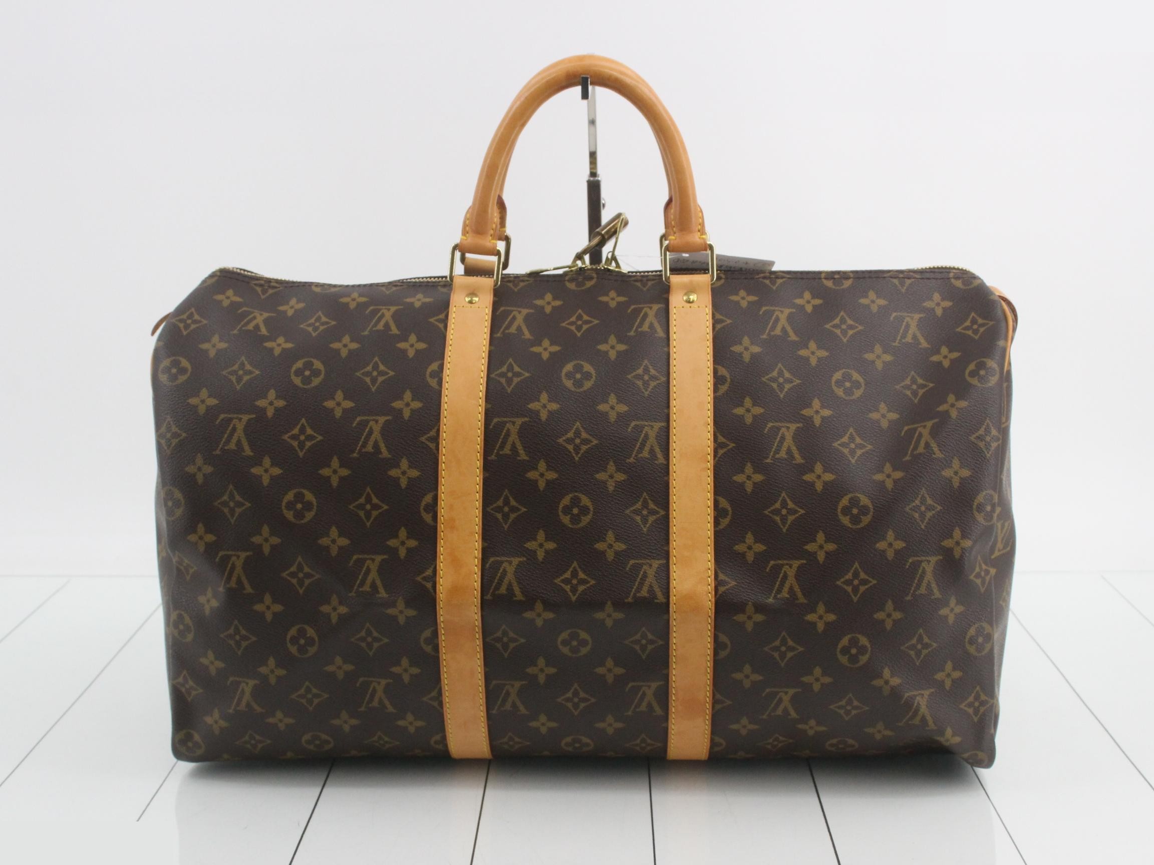 Keepall 50 with padlock, name tag, and handle strap. — view 2