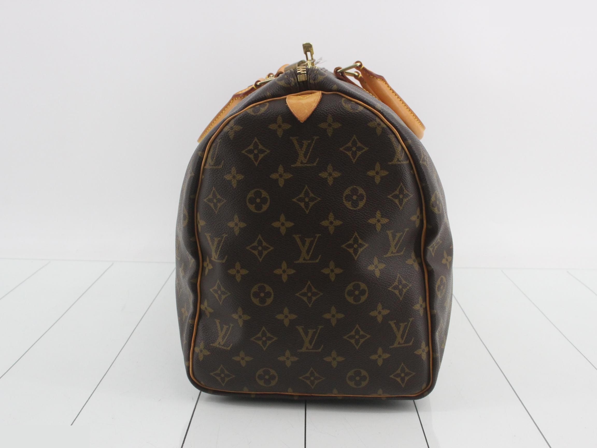 Keepall 50 with padlock, name tag, and handle strap. — view 3