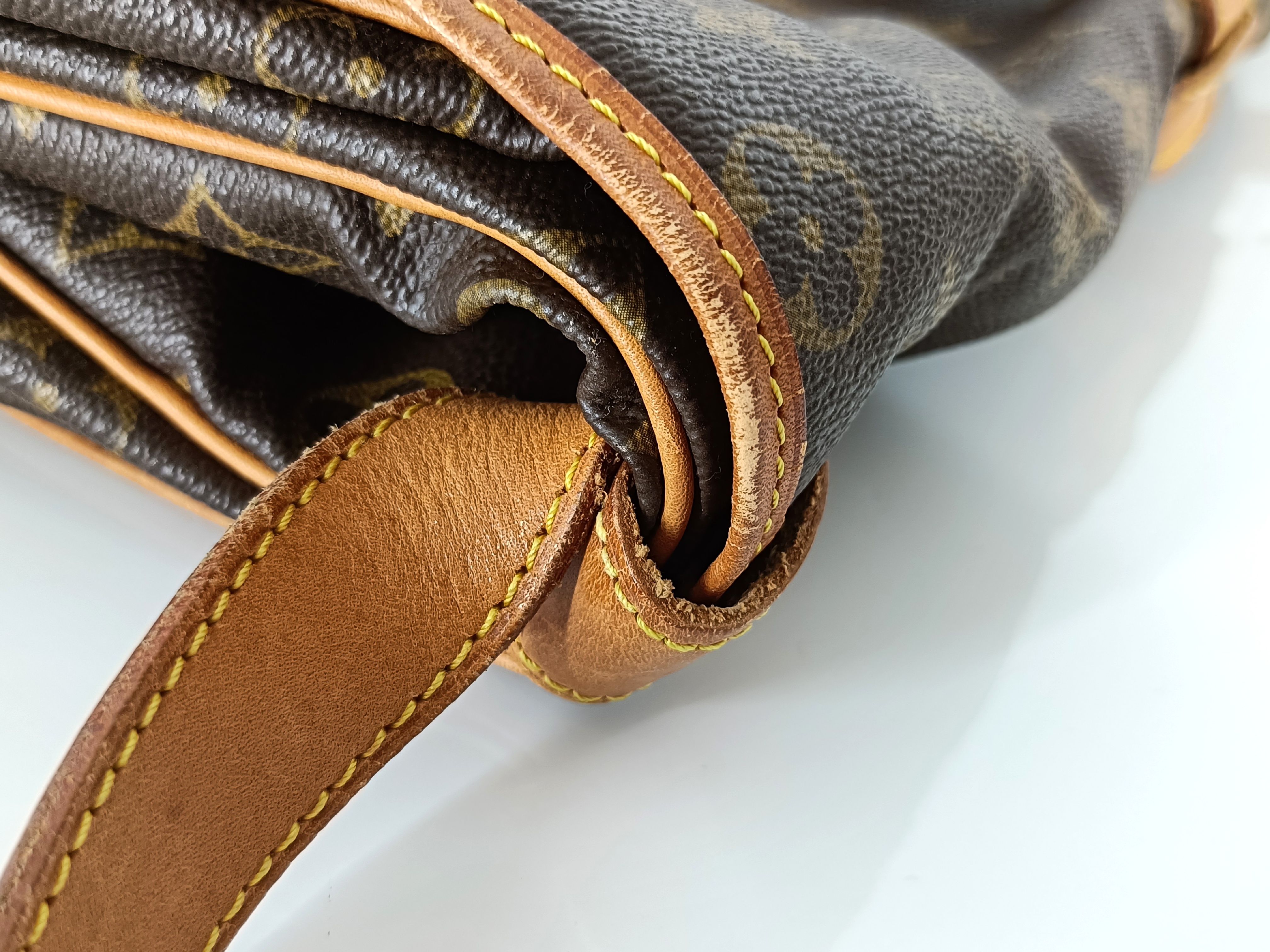 Monogram Louis Vuitton Monogram M42254 Saumur 35 Shoulder Bag — view 5