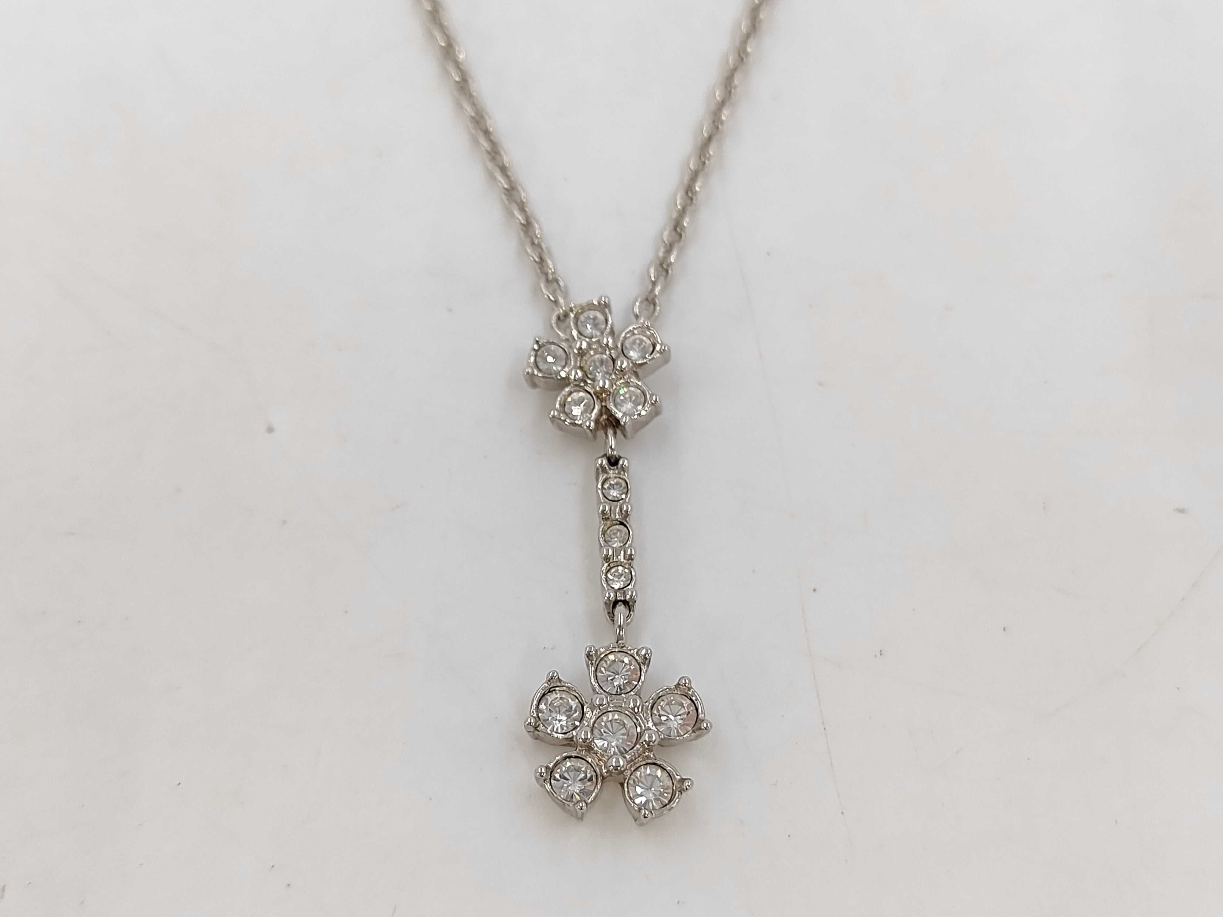 Flower Stone Swing Silver Necklace