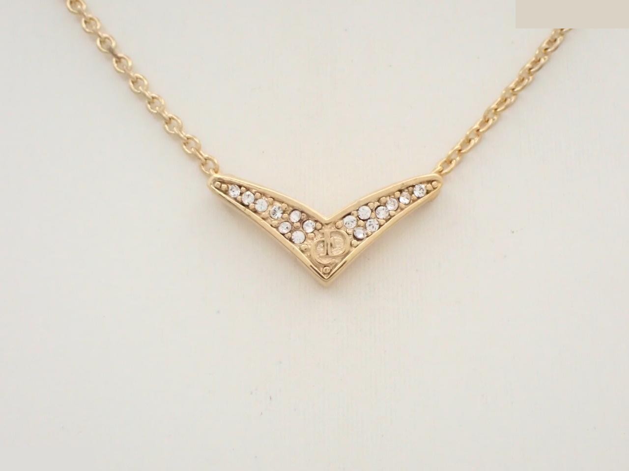 Other line: Precious metals, necklaces, pendants, neck circumference approximately 44 cm.
