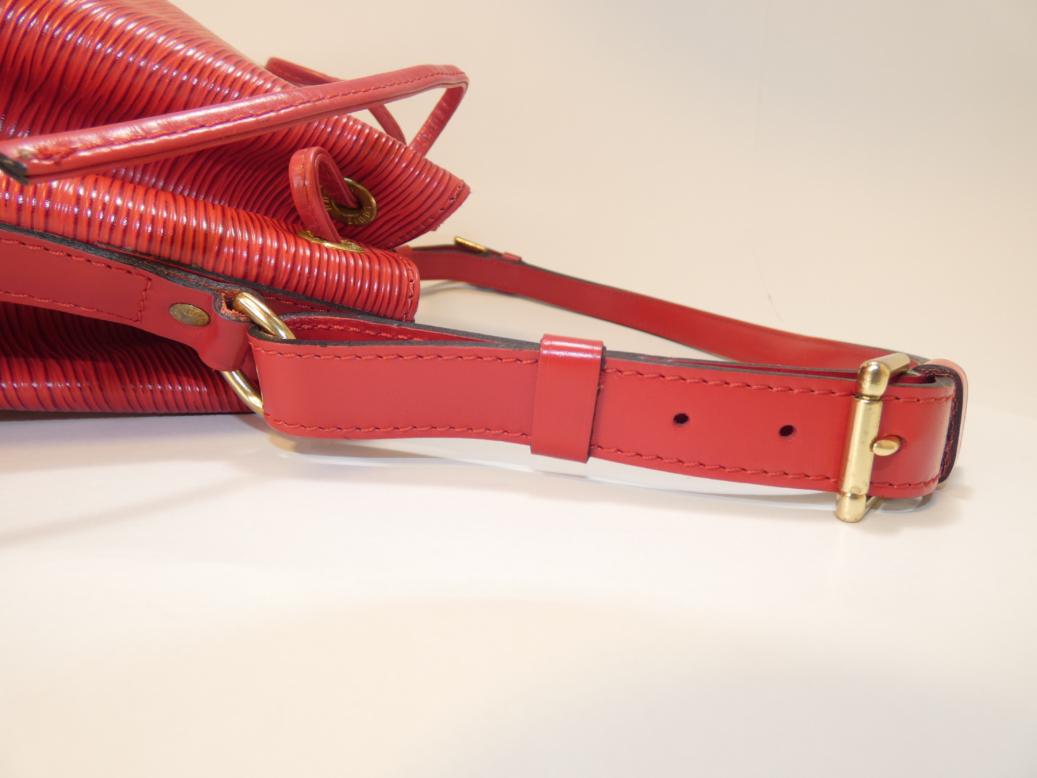 Epi Petit Noé Handbag — view 9