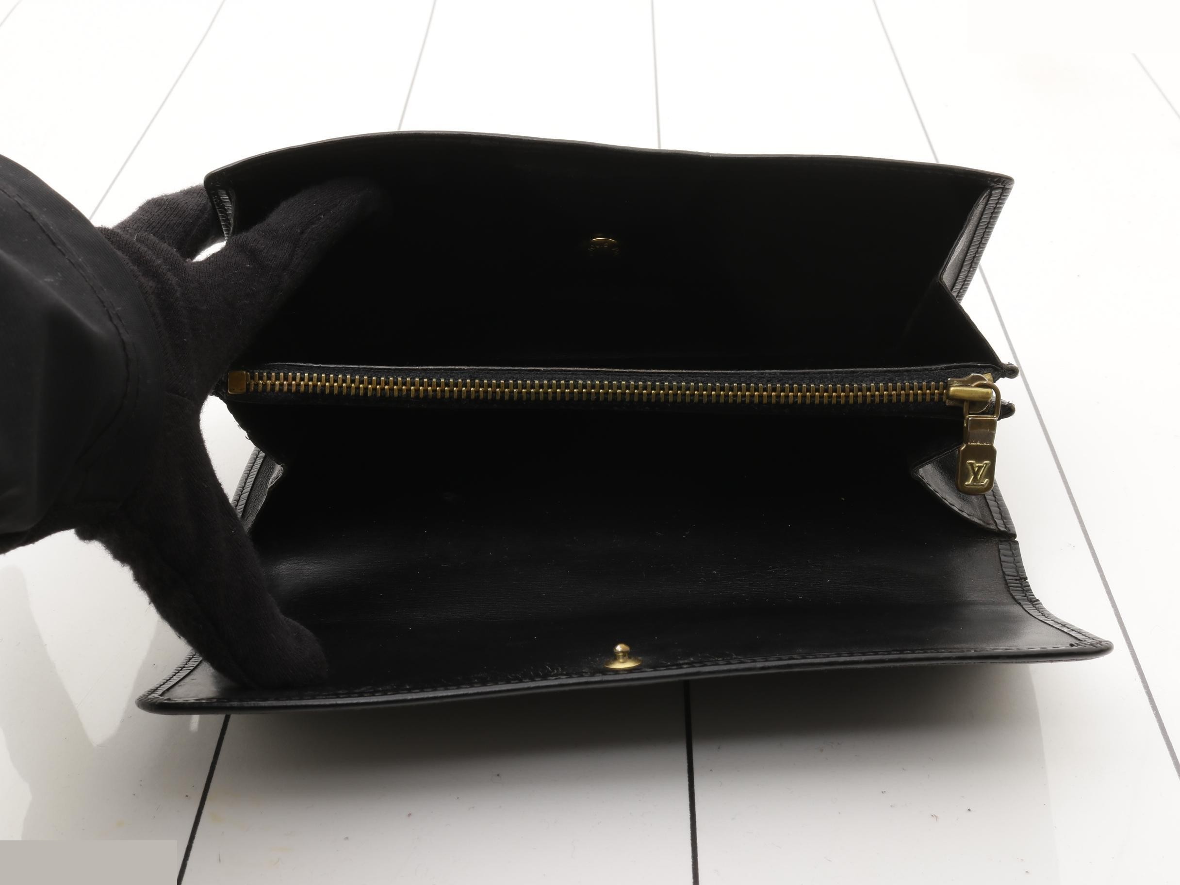 Epi Pochette Portemonnaie Credit Noir Tri-fold Long Wallet — view 4