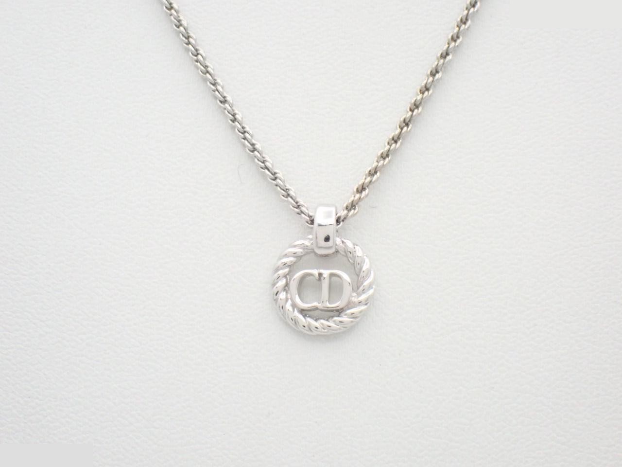 Silver necklace, neck circumference approximately 46 cm