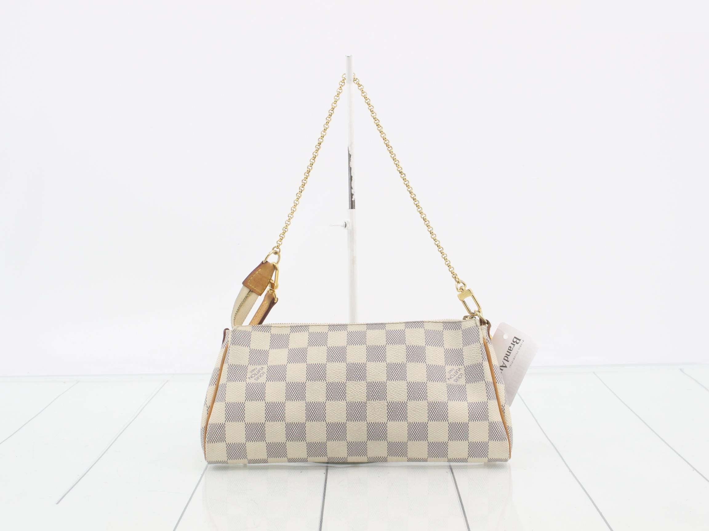 Ｅｖａ Ｃｌｕｔｃｈ — view 2