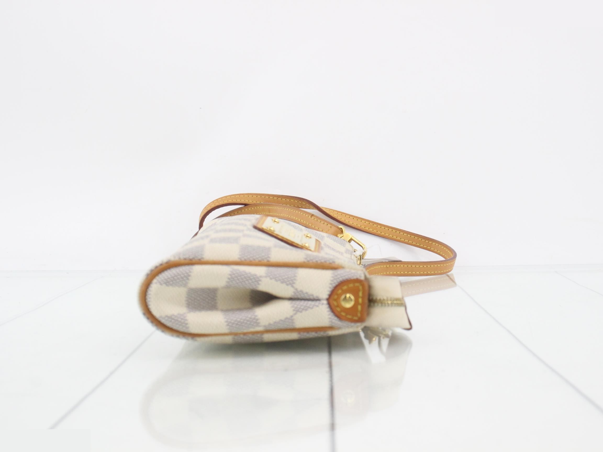 Ｅｖａ Ｃｌｕｔｃｈ — view 3