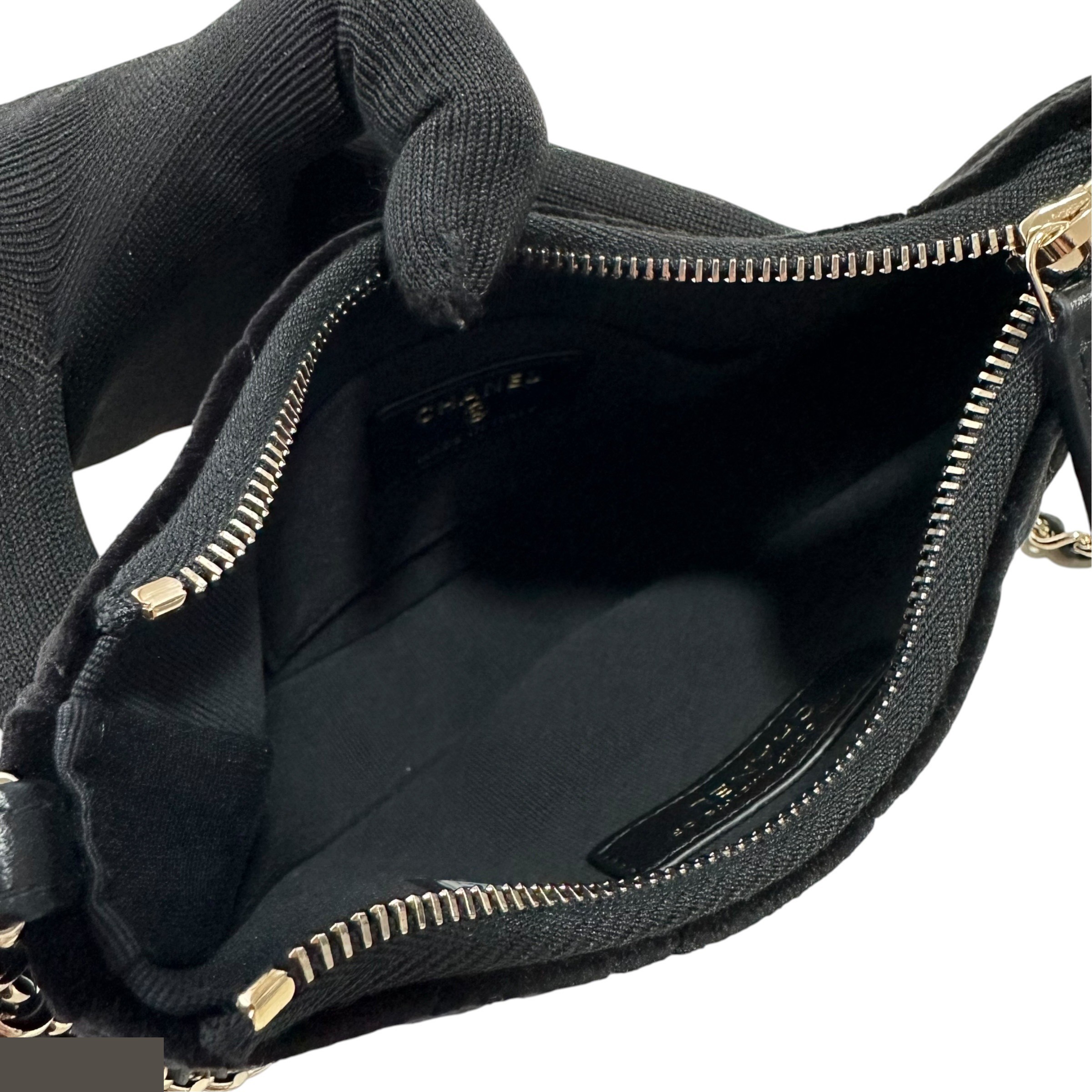 Matelassé shoulder bag, half-moon design, velour, velvet. — view 10
