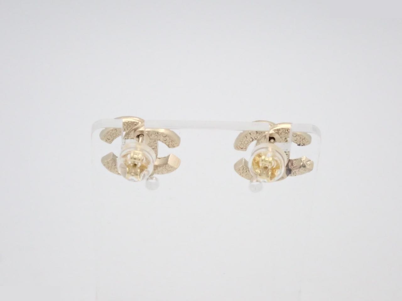 earrings, F17V, 1.3cm wide, Coco Mark, rhinestone, gold. — view 2