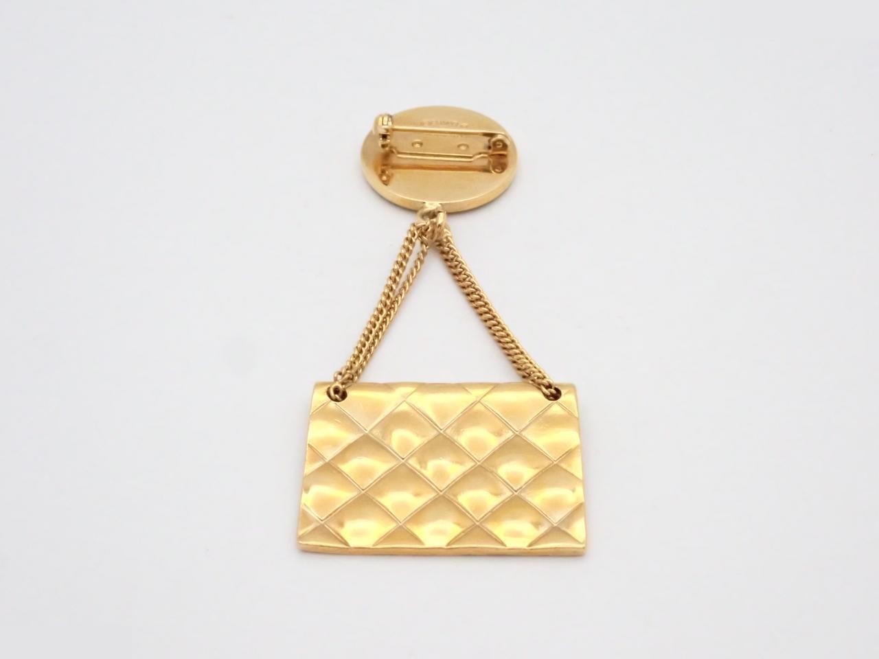 Matelassé bag, Coco Swing, gold, 94P, brooch — view 2