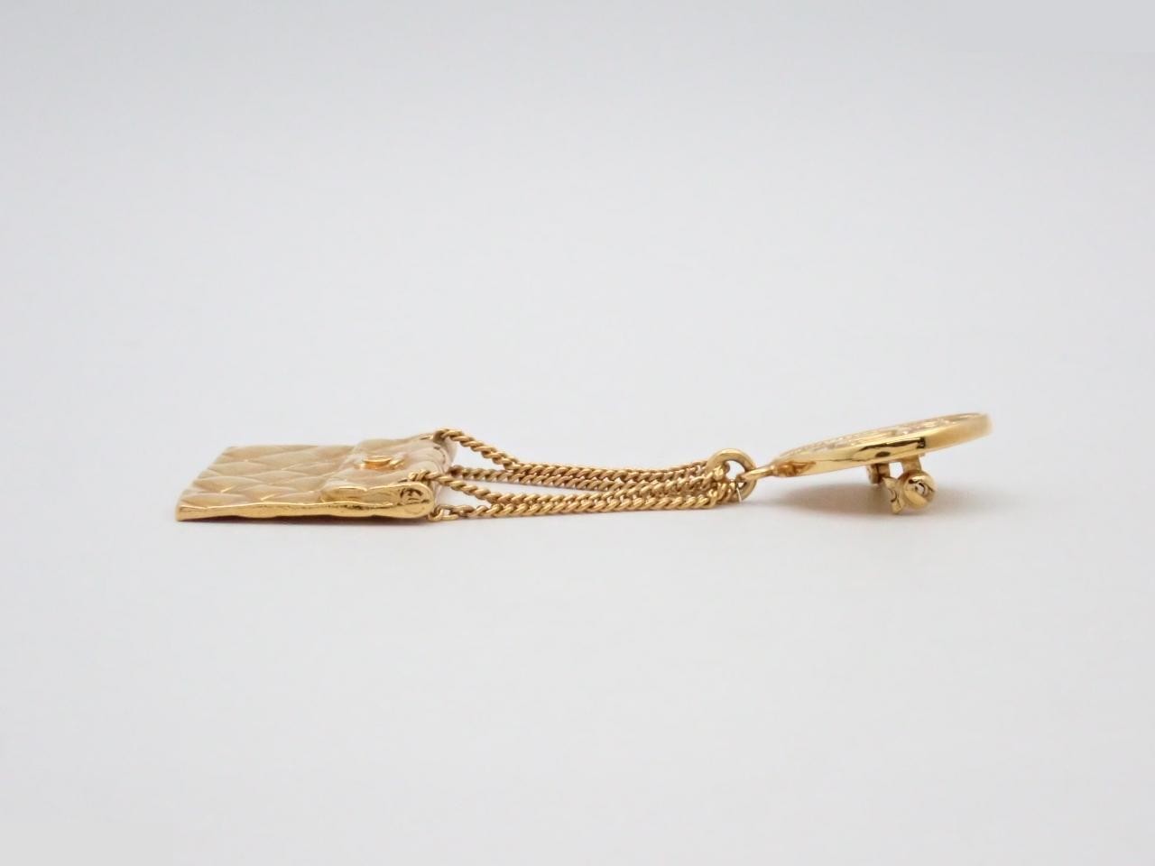 Matelassé bag, Coco Swing, gold, 94P, brooch — view 3