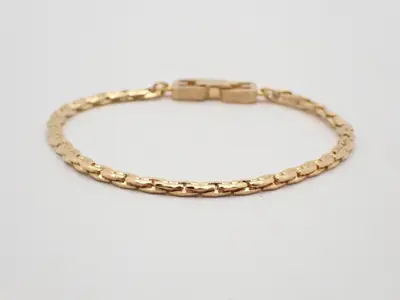 Other lines: Precious metal bracelets and bangles (metal), wrist circumference approximately 17 cm.
