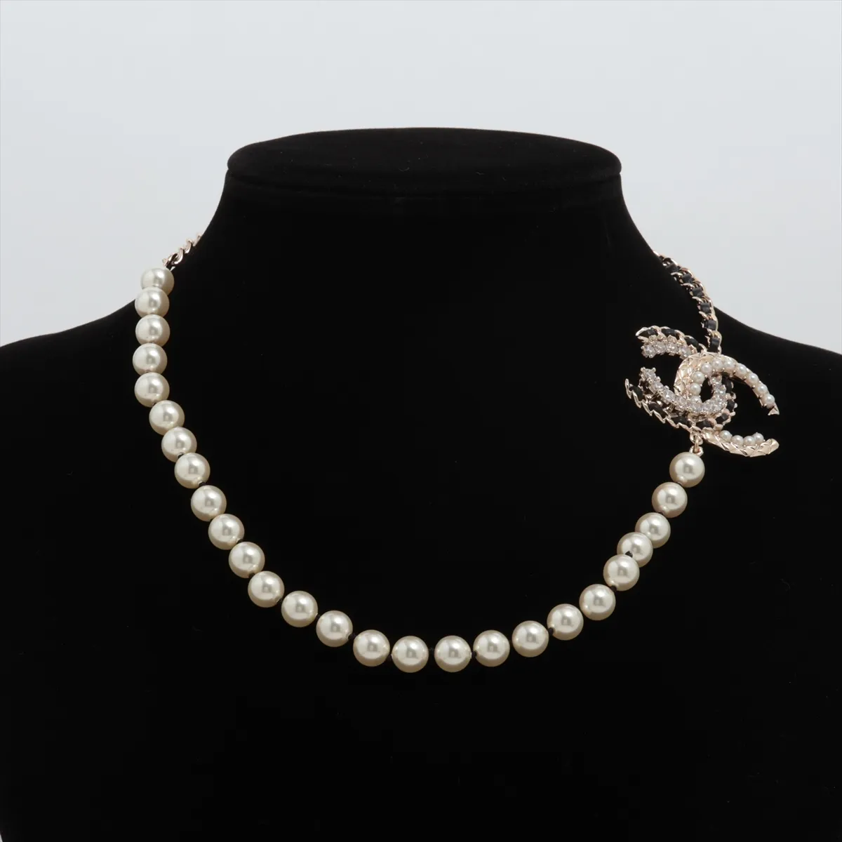 Coco Mark B22B Necklace, GP x Rhinestone x Faux Pearl, Gold x Black. — view 6